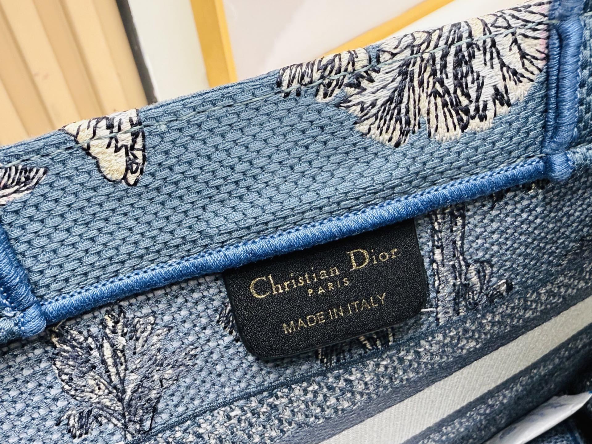认准厚面料⚠️小号【Book Tote】多数人消费奢侈品牌首先想到的是买实用型的经典款 💄但其实像DIO