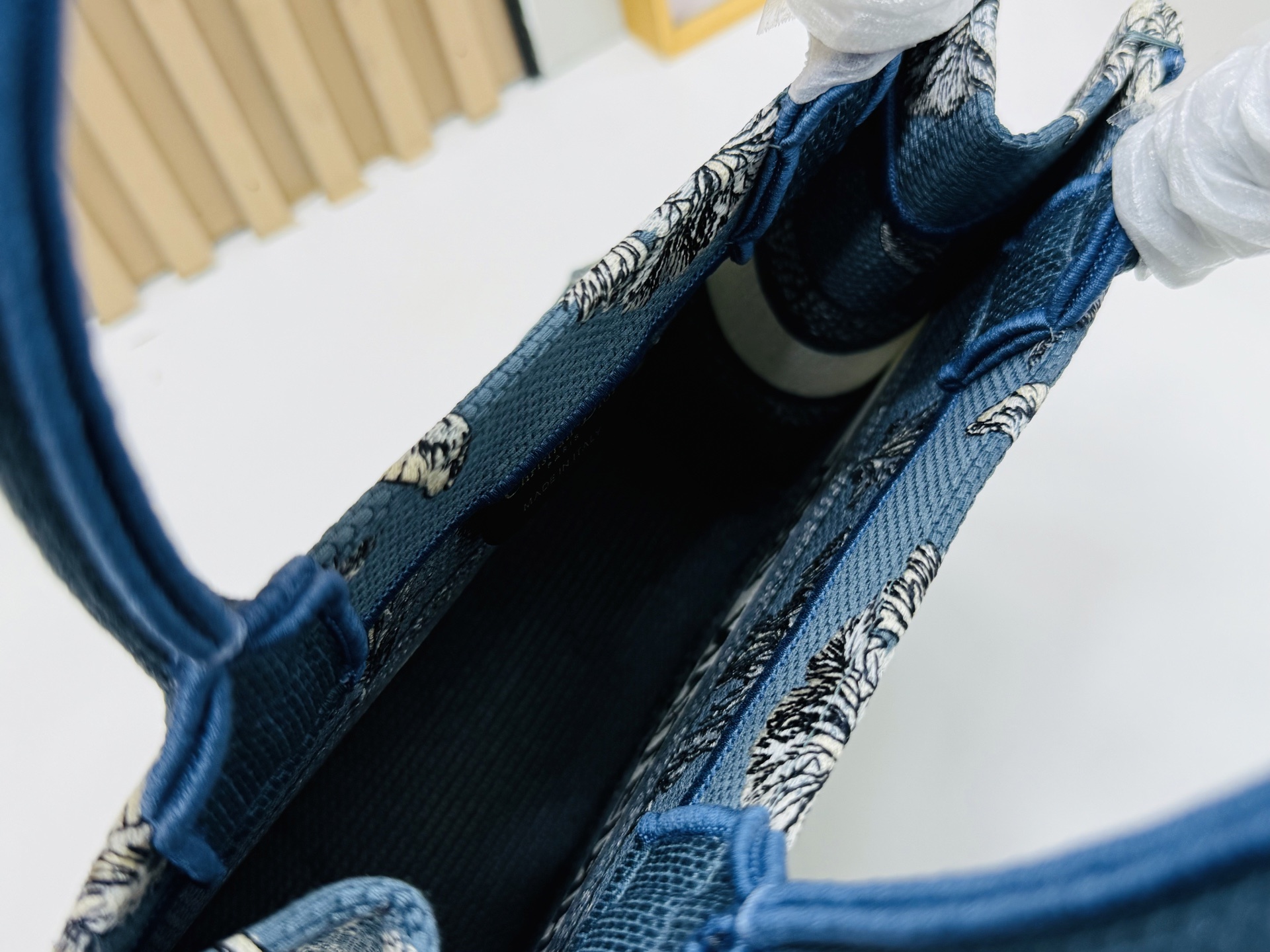 认准厚面料⚠️小号【Book Tote】多数人消费奢侈品牌首先想到的是买实用型的经典款 💄但其实像DIO