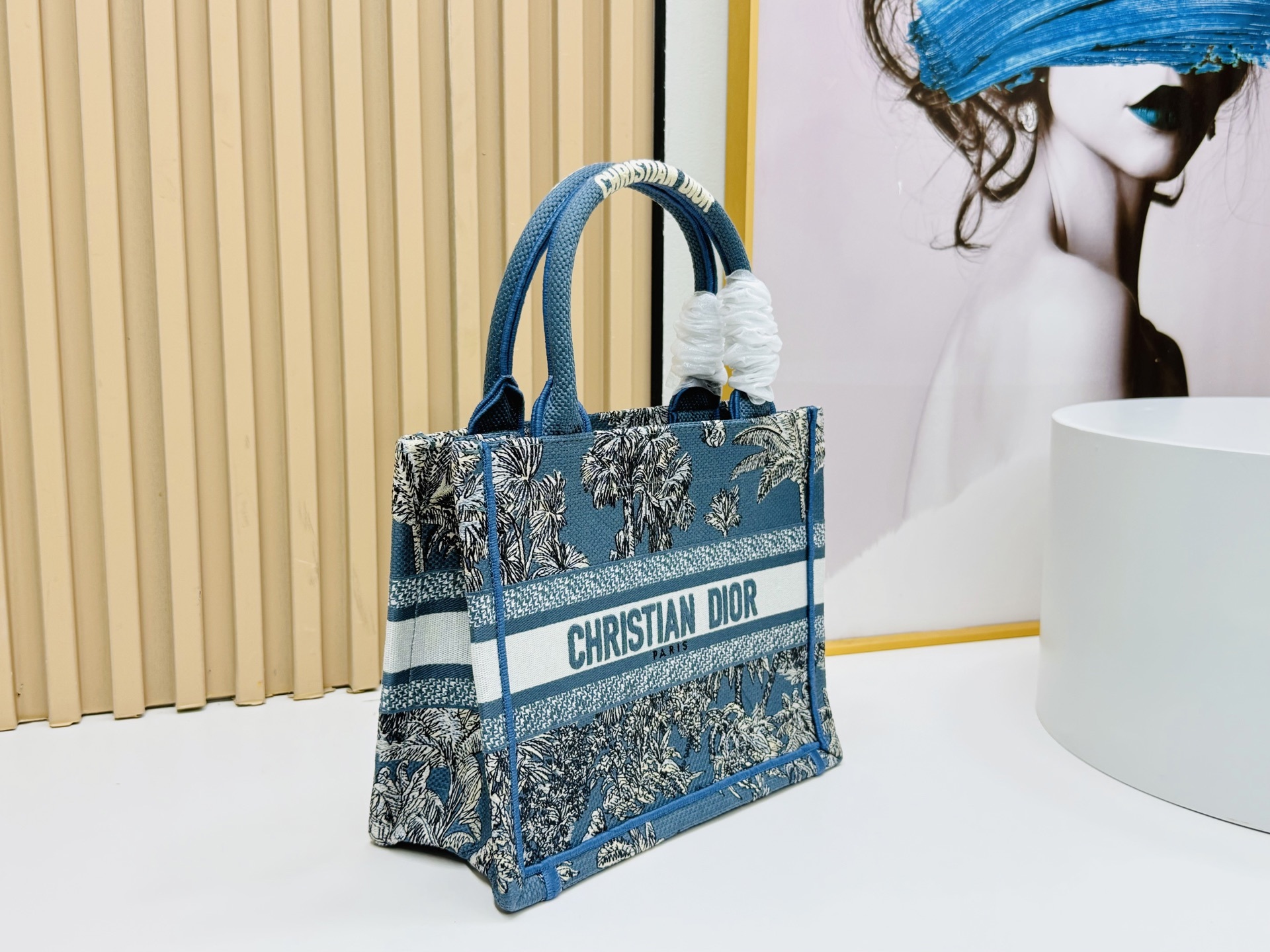 认准厚面料⚠️小号【Book Tote】多数人消费奢侈品牌首先想到的是买实用型的经典款 💄但其实像DIO