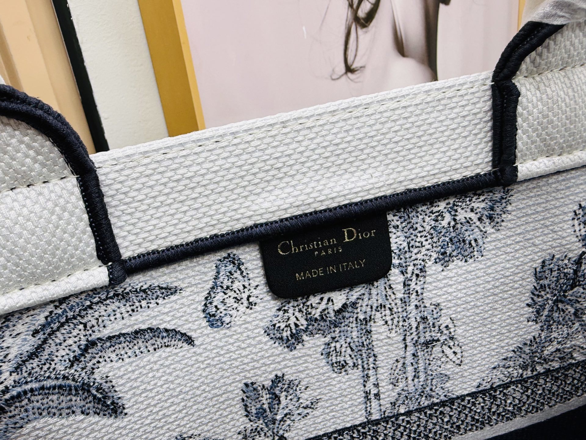 ⚠️粗线厚面料原单 大号【Di0r Book Tote】多数人消费奢侈品牌首先想到的是买实用型的经典款