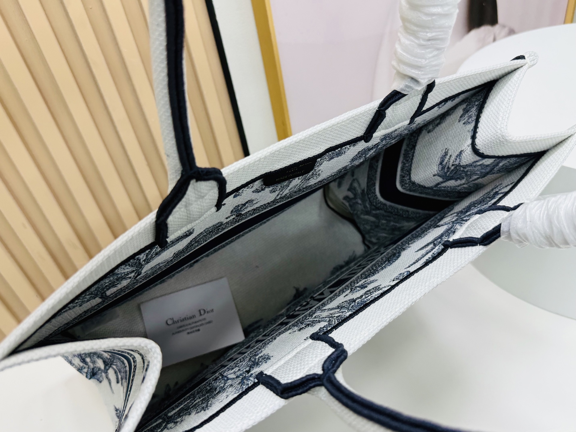 ⚠️粗线厚面料原单 大号【Di0r Book Tote】多数人消费奢侈品牌首先想到的是买实用型的经典款