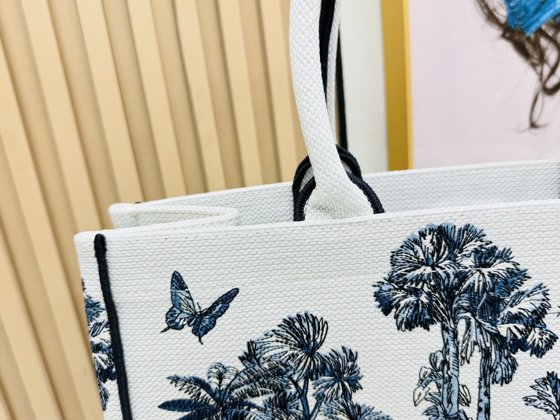 ⚠️粗线厚面料原单 大号【Di0r Book Tote】多数人消费奢侈品牌首先想到的是买实用型的经典款