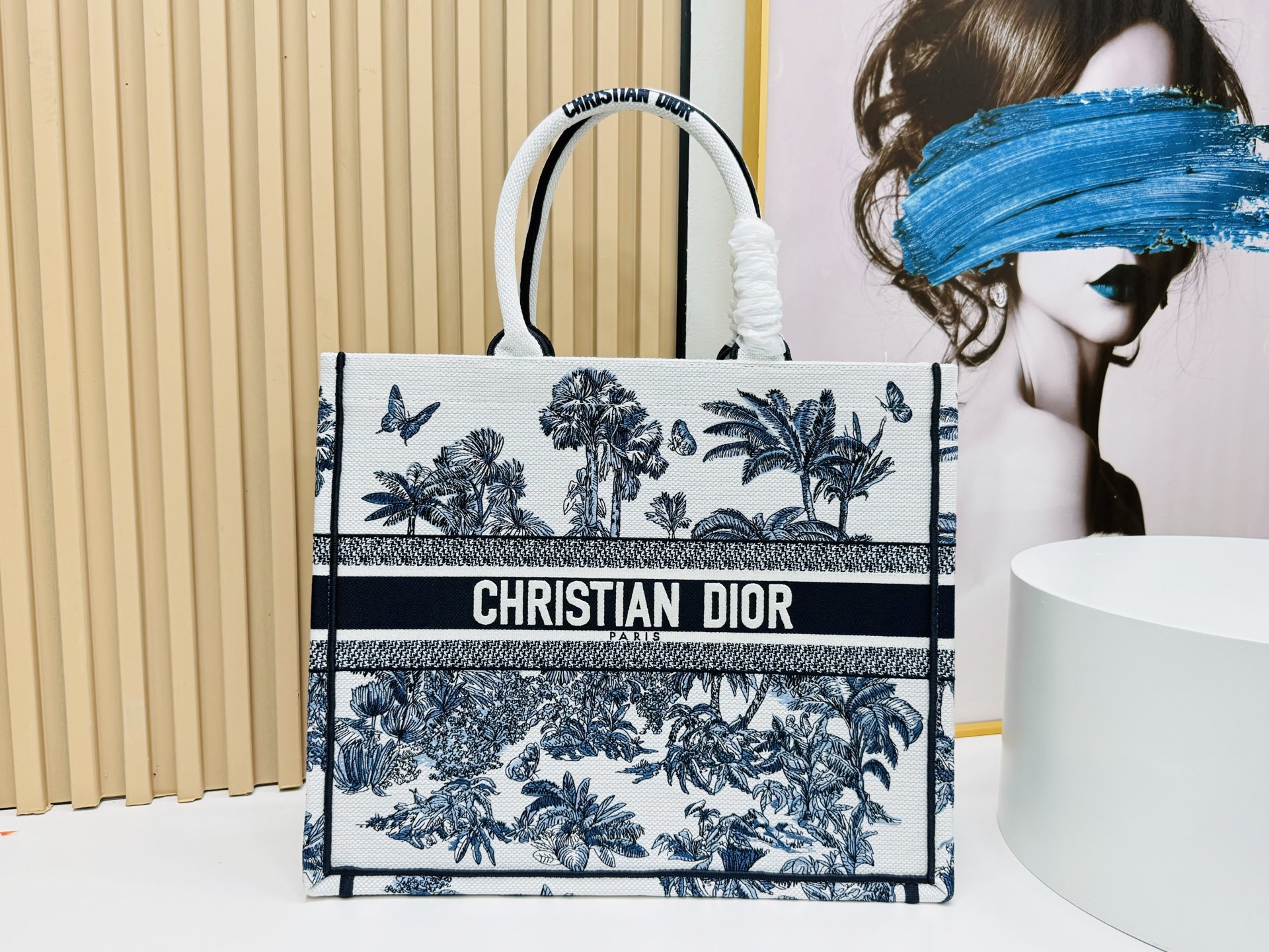 ⚠️粗线厚面料原单 大号【Di0r Book Tote】多数人消费奢侈品牌首先想到的是买实用型的经典款