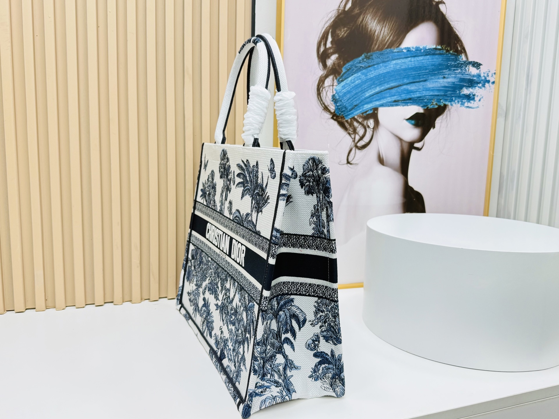 ⚠️粗线厚面料原单 大号【Di0r Book Tote】多数人消费奢侈品牌首先想到的是买实用型的经典款