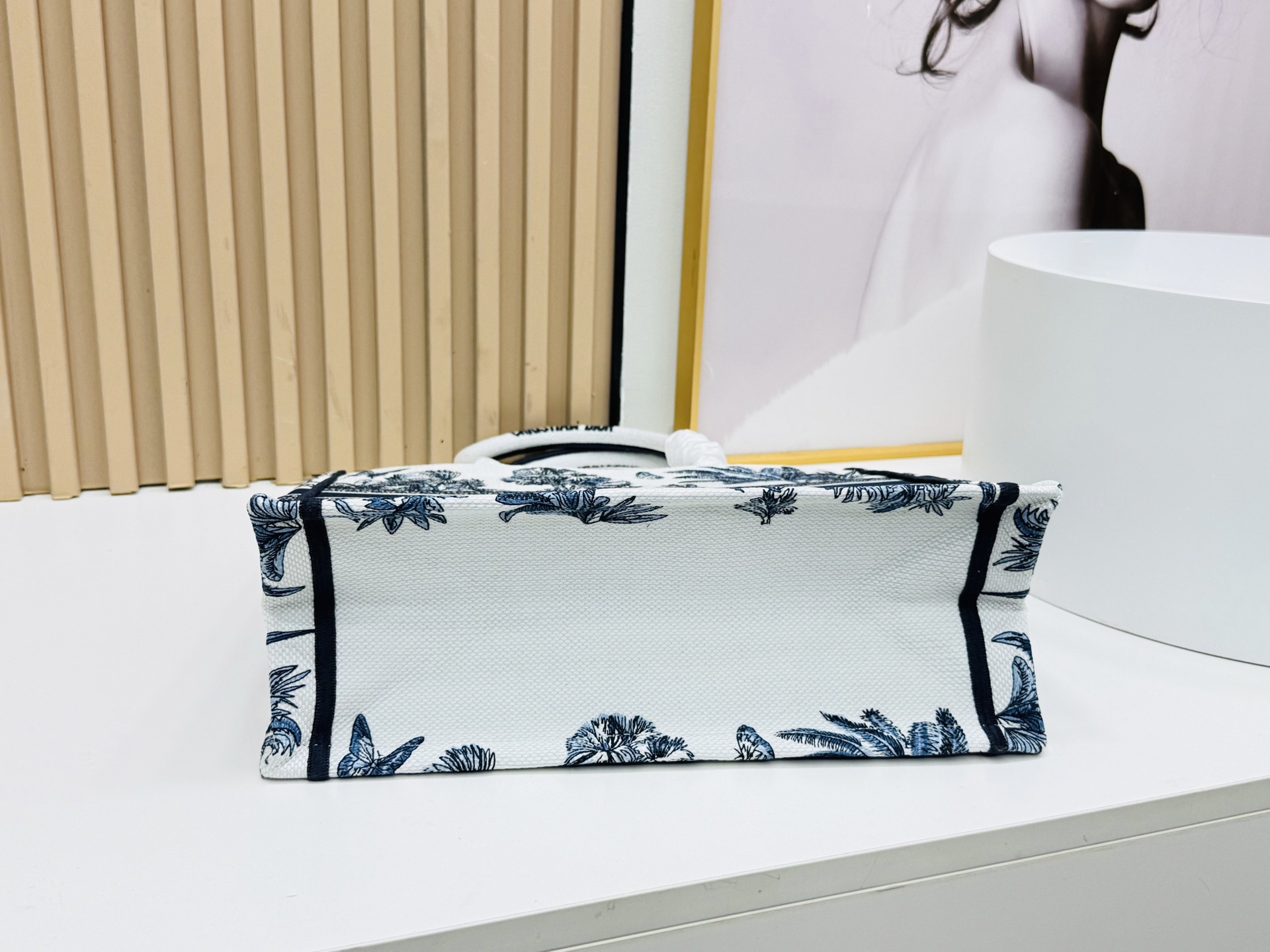 ⚠️粗线厚面料原单 大号【Di0r Book Tote】多数人消费奢侈品牌首先想到的是买实用型的经典款
