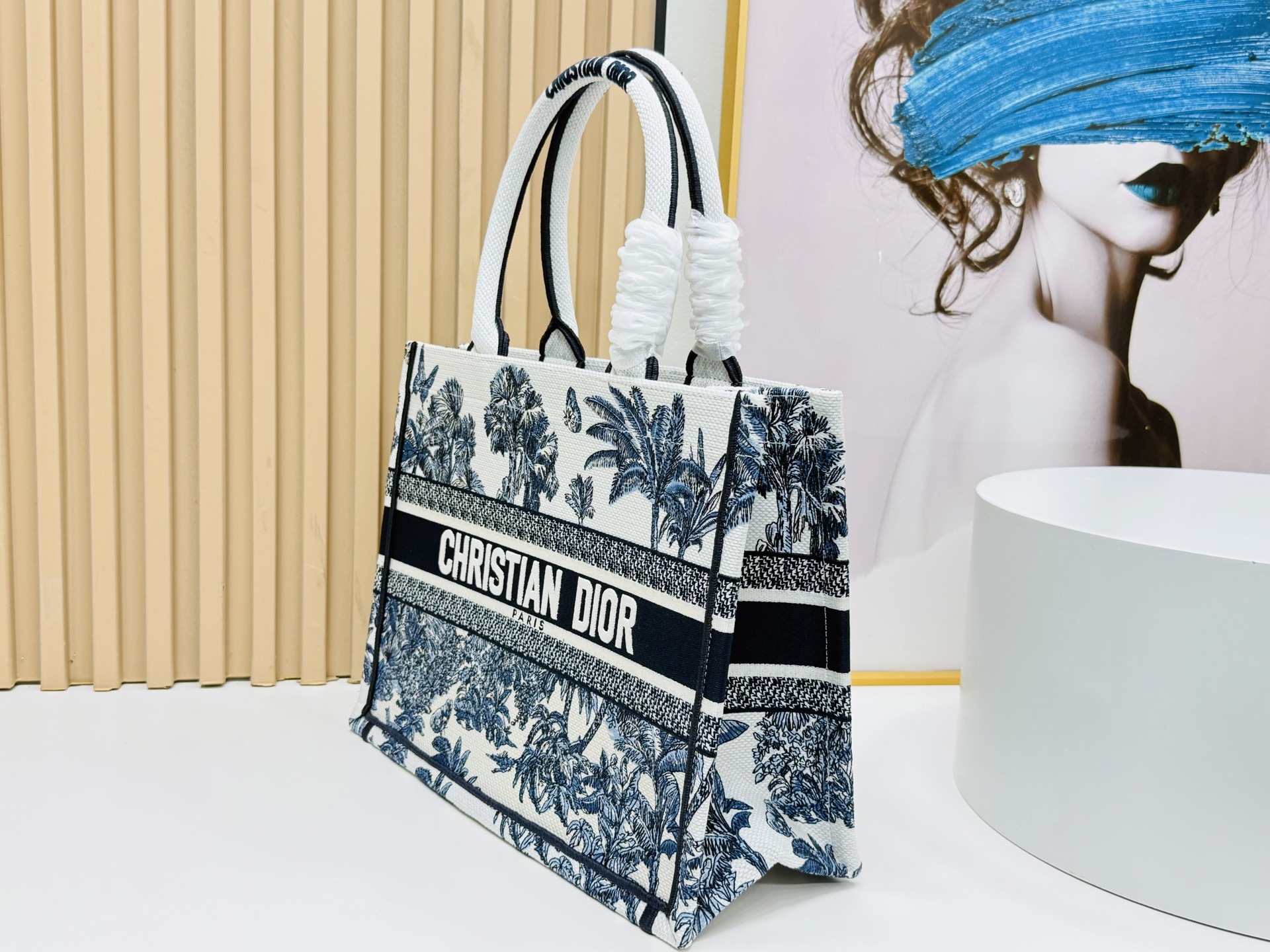⚠️粗线厚面料原单 中号【Di0r Book Tote】多数人消费奢侈品牌首先想到的是买实用型的经典款