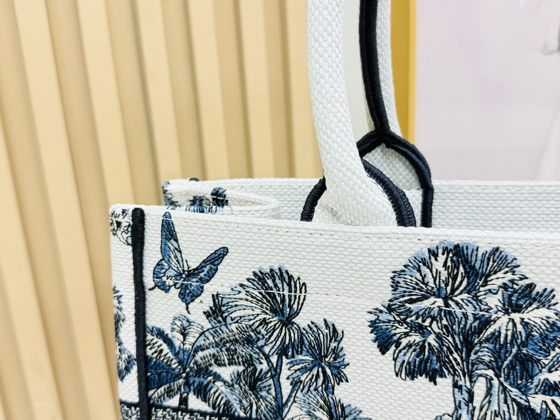 ⚠️粗线厚面料原单 中号【Di0r Book Tote】多数人消费奢侈品牌首先想到的是买实用型的经典款