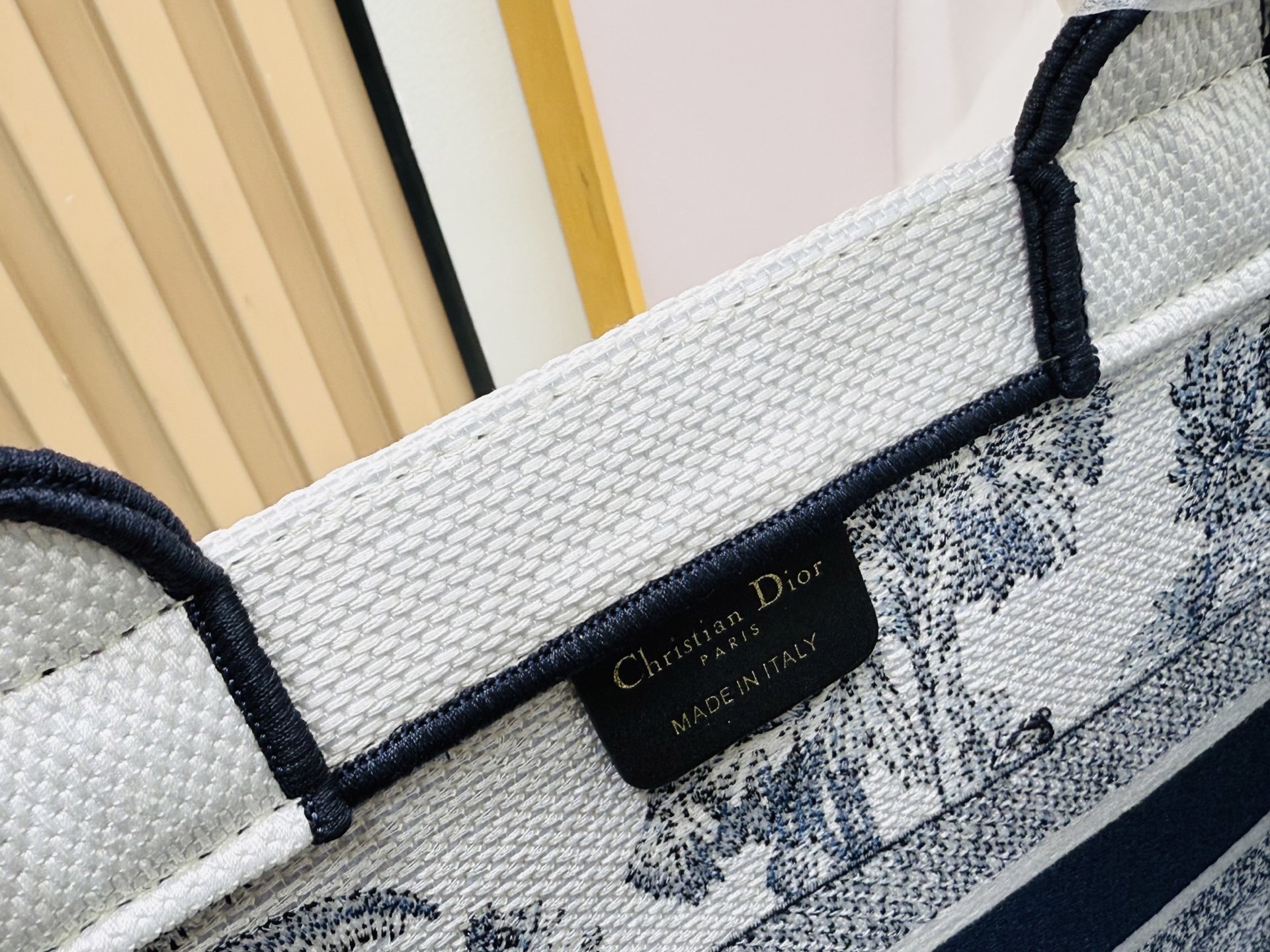 ⚠️粗线厚面料原单 中号【Di0r Book Tote】多数人消费奢侈品牌首先想到的是买实用型的经典款