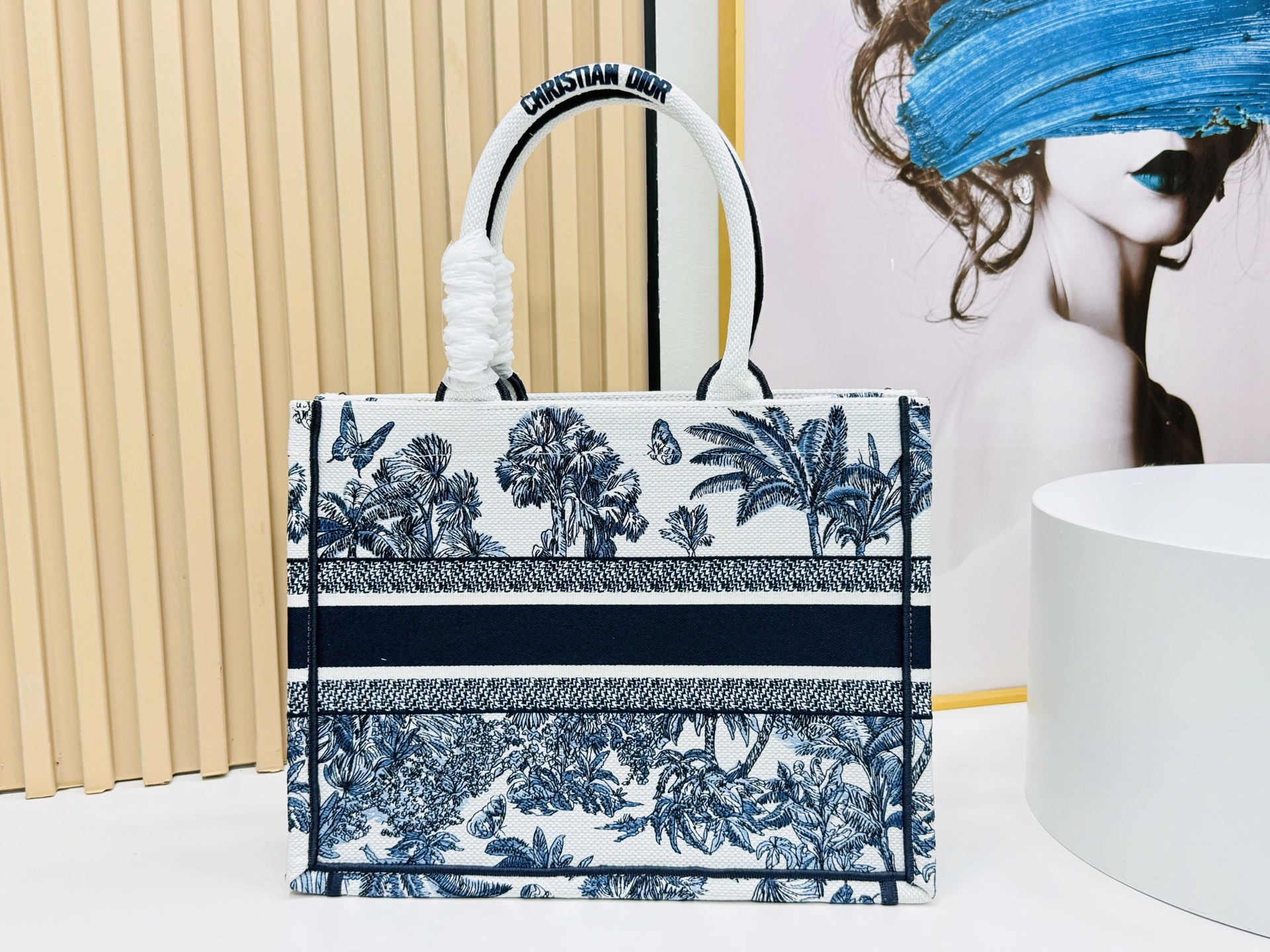 ⚠️粗线厚面料原单 中号【Di0r Book Tote】多数人消费奢侈品牌首先想到的是买实用型的经典款