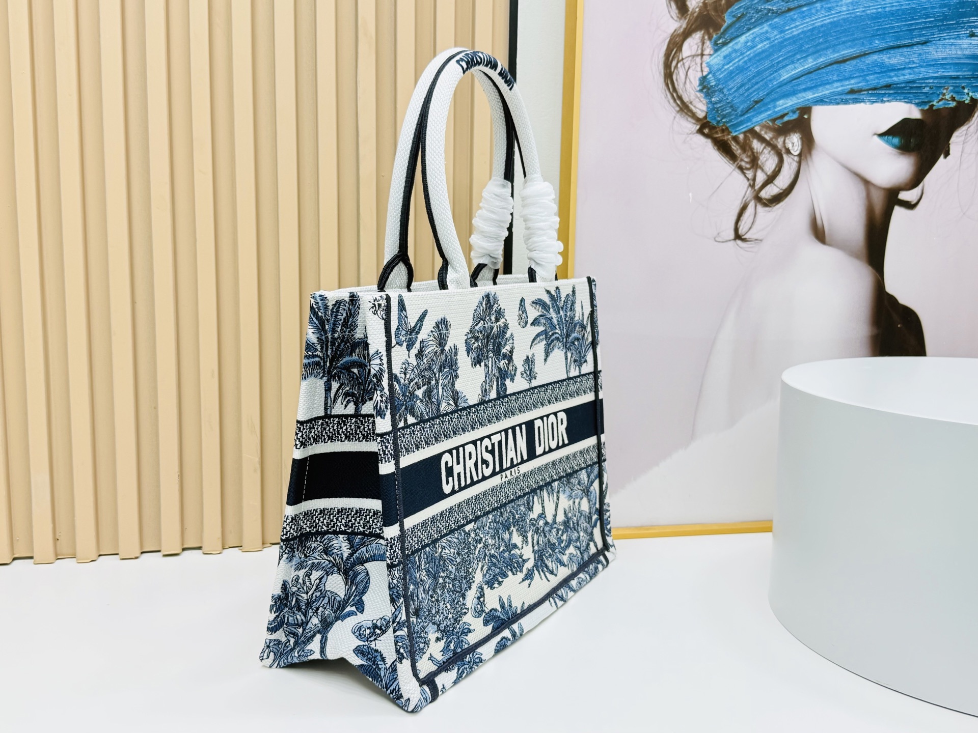 ⚠️粗线厚面料原单 中号【Di0r Book Tote】多数人消费奢侈品牌首先想到的是买实用型的经典款