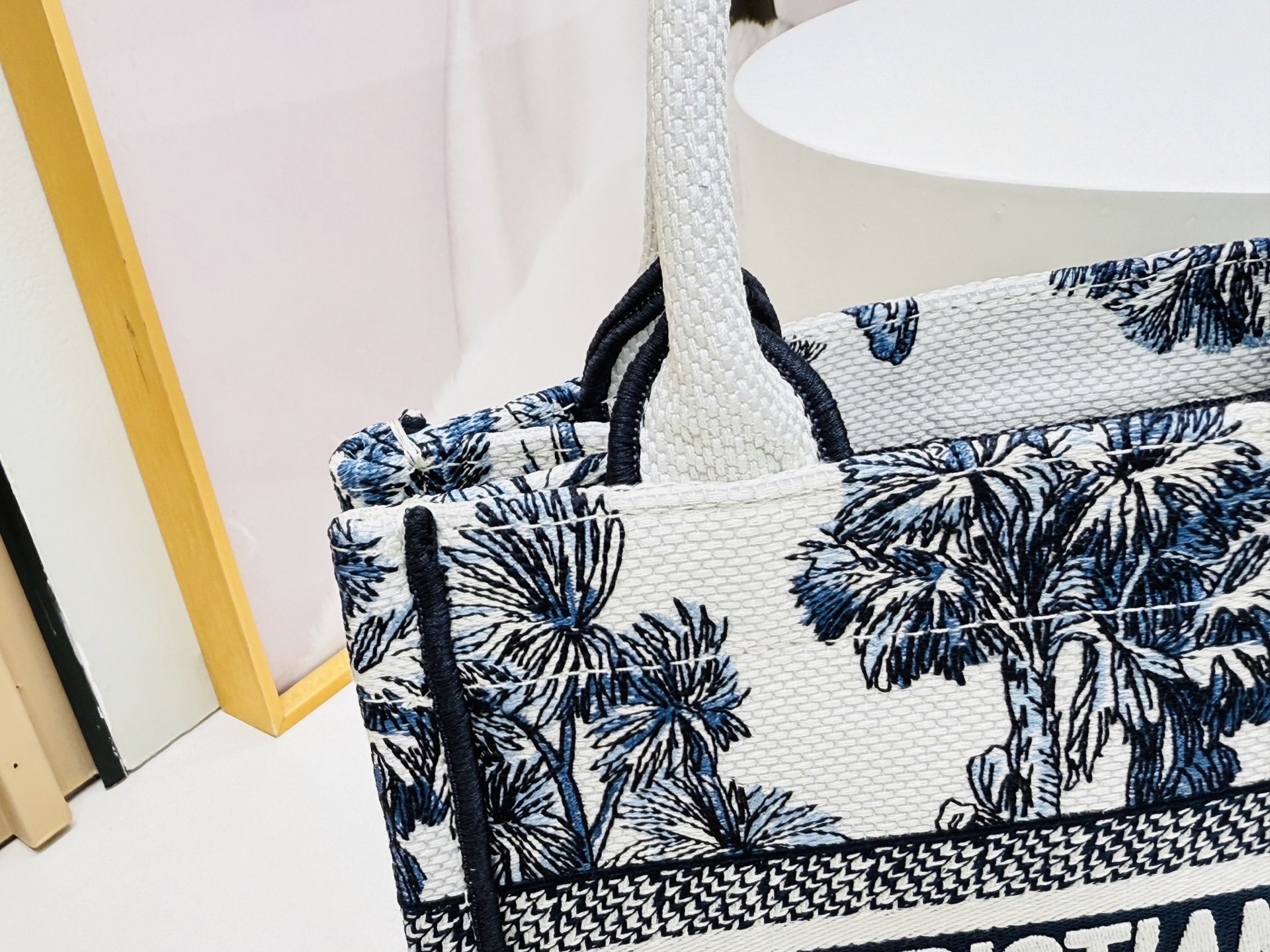 认准厚面料⚠️小号【Book Tote】多数人消费奢侈品牌首先想到的是买实用型的经典款 💄但其实像DIO