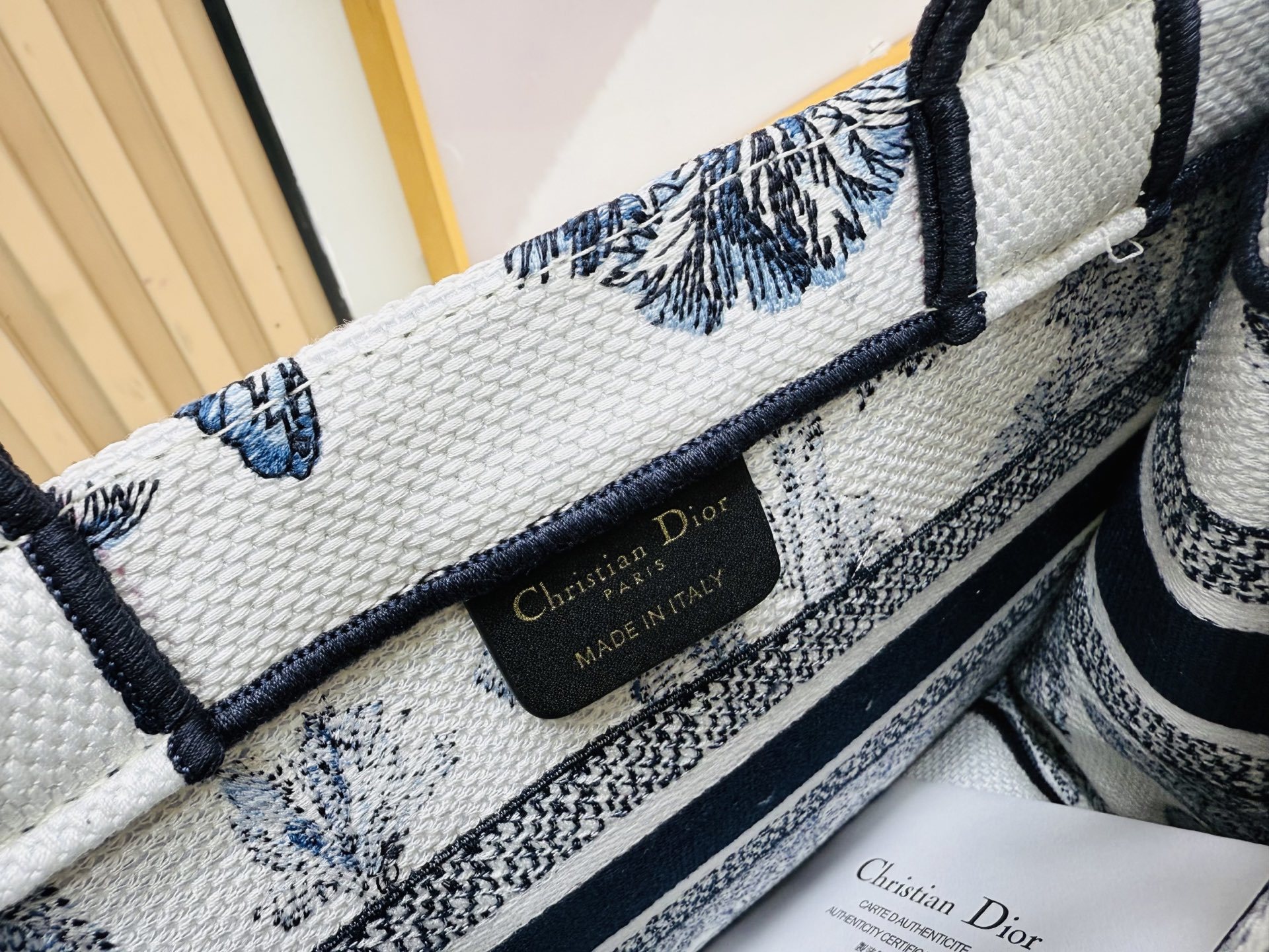 认准厚面料⚠️小号【Book Tote】多数人消费奢侈品牌首先想到的是买实用型的经典款 💄但其实像DIO