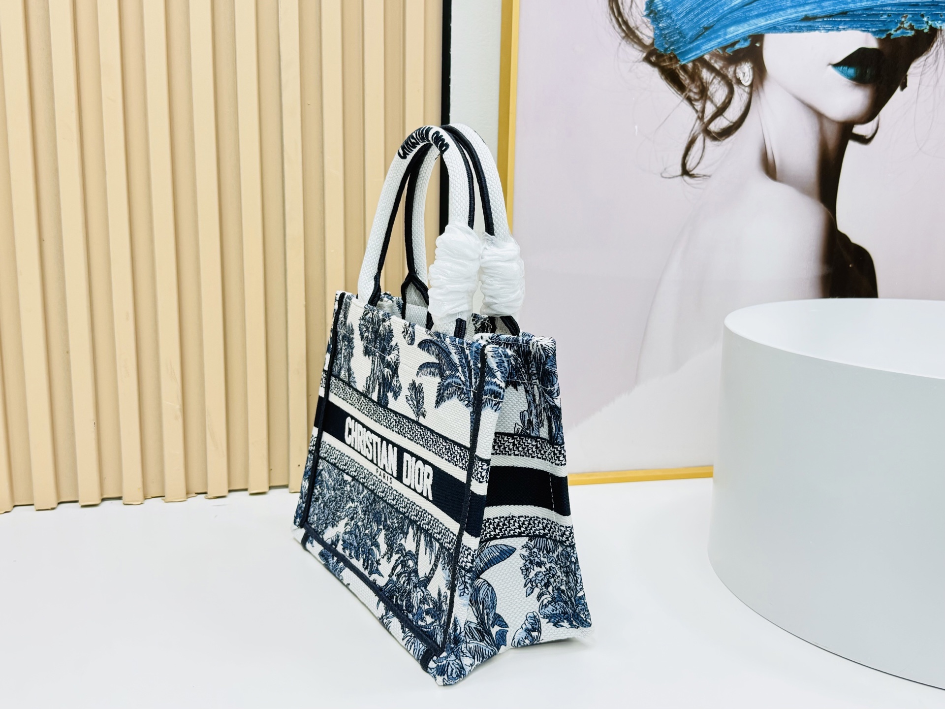 认准厚面料⚠️小号【Book Tote】多数人消费奢侈品牌首先想到的是买实用型的经典款 💄但其实像DIO