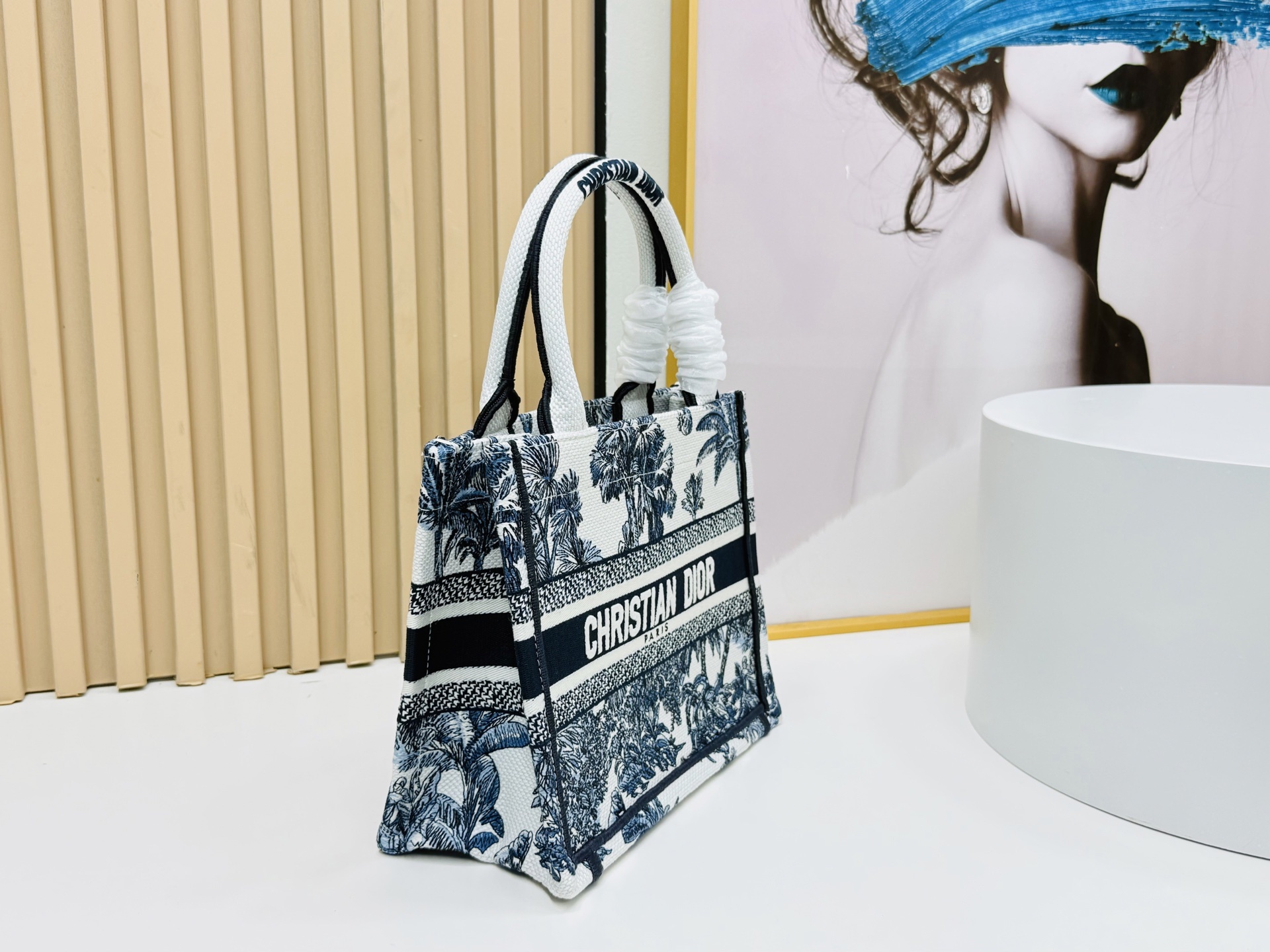 认准厚面料⚠️小号【Book Tote】多数人消费奢侈品牌首先想到的是买实用型的经典款 💄但其实像DIO