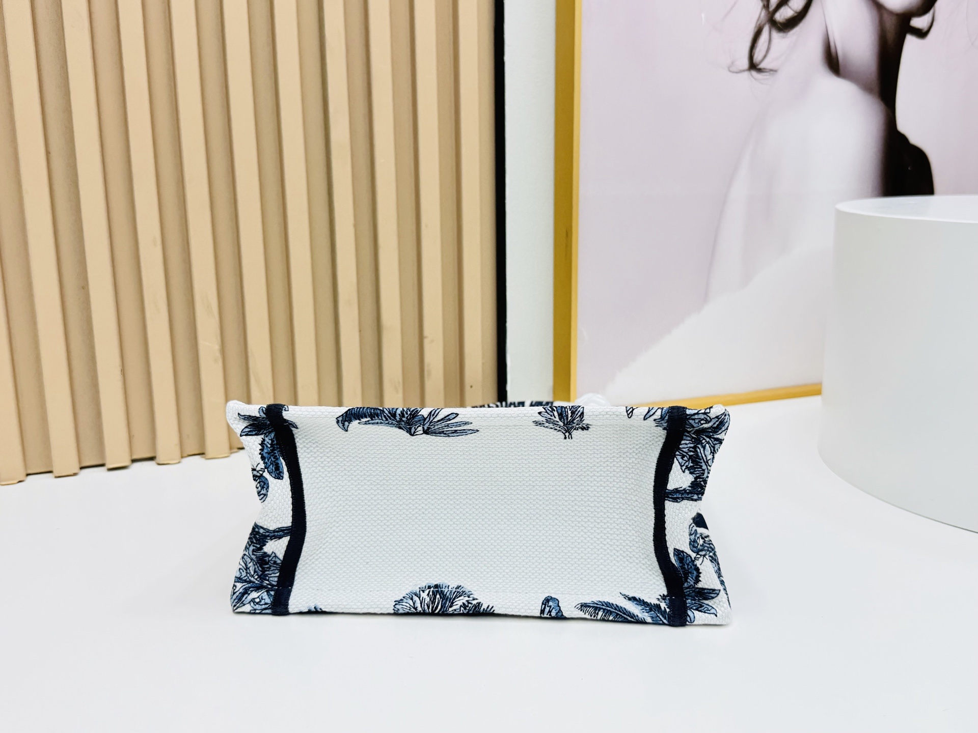 认准厚面料⚠️小号【Book Tote】多数人消费奢侈品牌首先想到的是买实用型的经典款 💄但其实像DIO