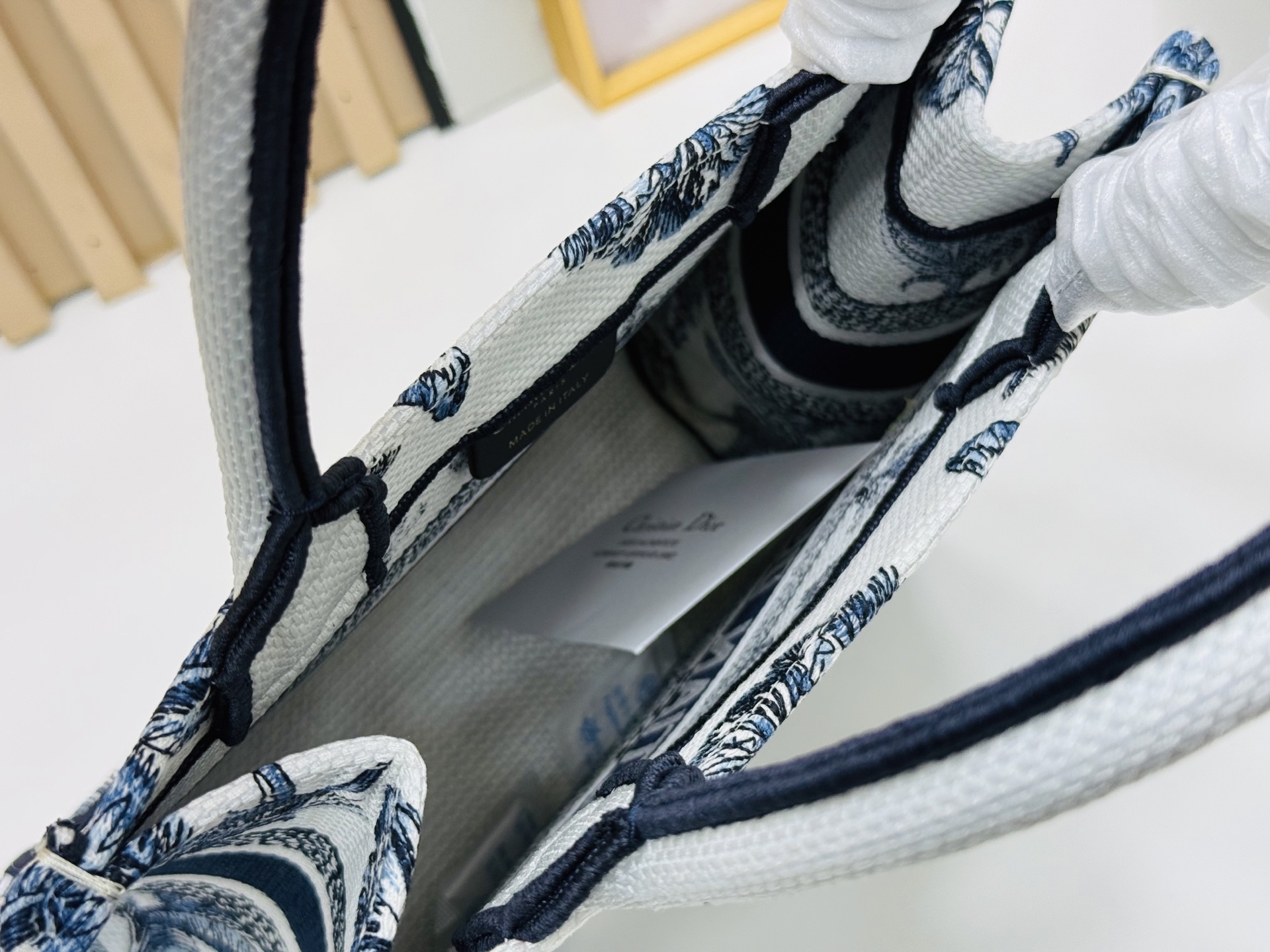 认准厚面料⚠️小号【Book Tote】多数人消费奢侈品牌首先想到的是买实用型的经典款 💄但其实像DIO