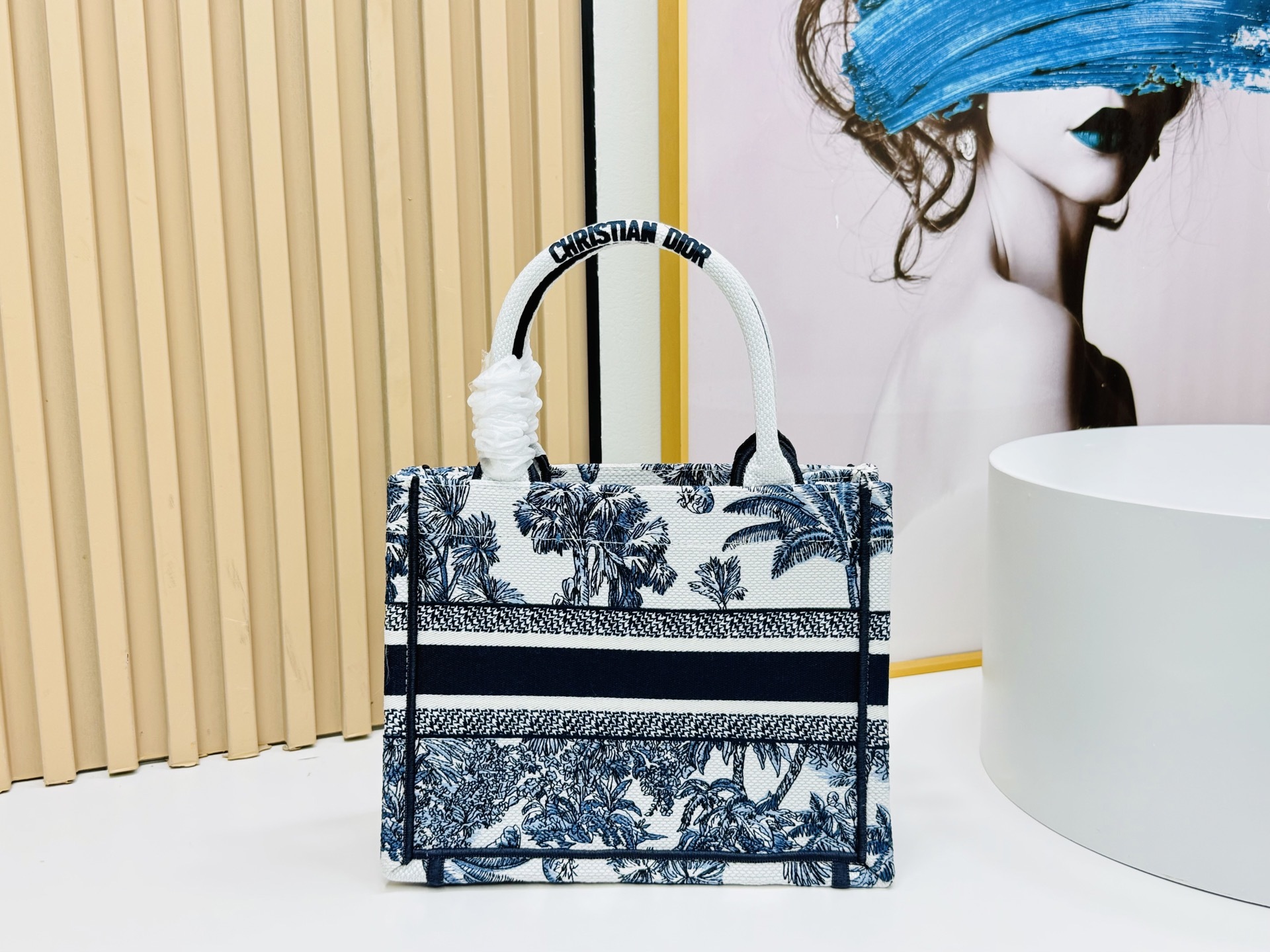 认准厚面料⚠️小号【Book Tote】多数人消费奢侈品牌首先想到的是买实用型的经典款 💄但其实像DIO