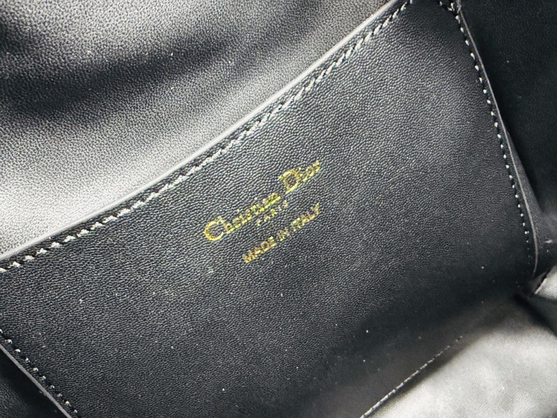 大号🆕这款dior caro 水桶包是二零二五秋季成衣系列新品,彰显时尚优雅风范。采用黑色羊皮革精心制作