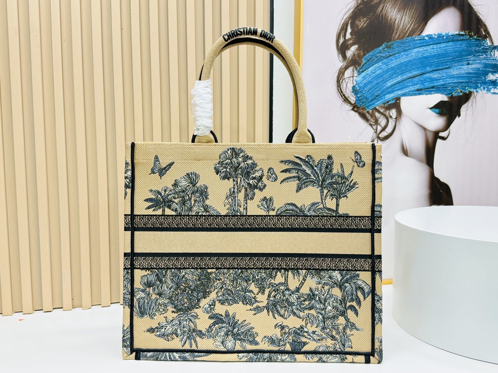 ⚠️粗线厚面料原单 大号【Di0r Book Tote】多数人消费奢侈品牌首先想到的是买实用型的经典款