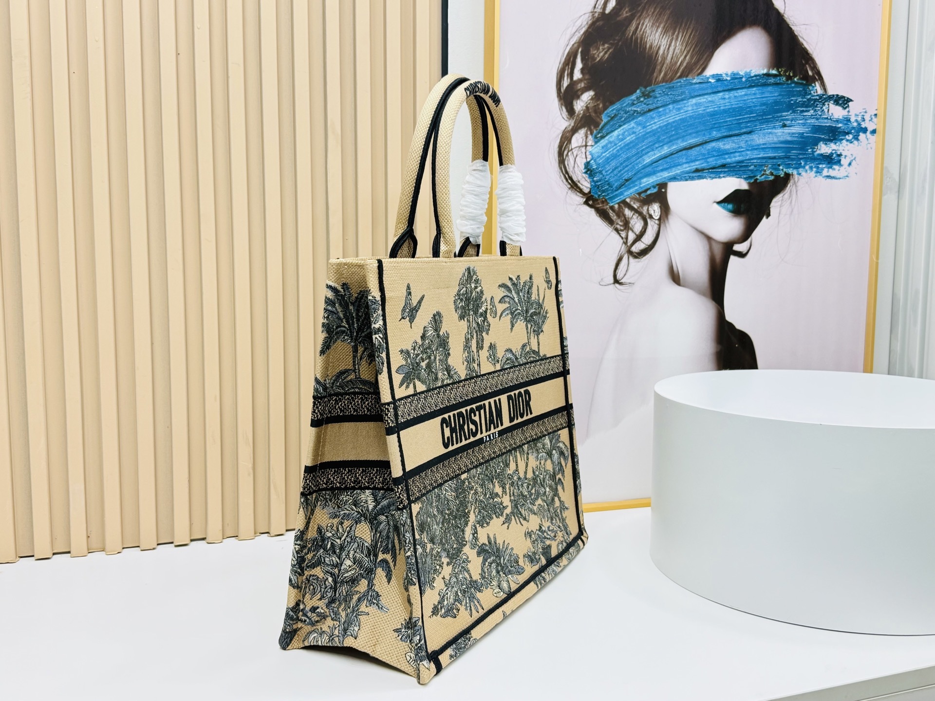 ⚠️粗线厚面料原单 大号【Di0r Book Tote】多数人消费奢侈品牌首先想到的是买实用型的经典款