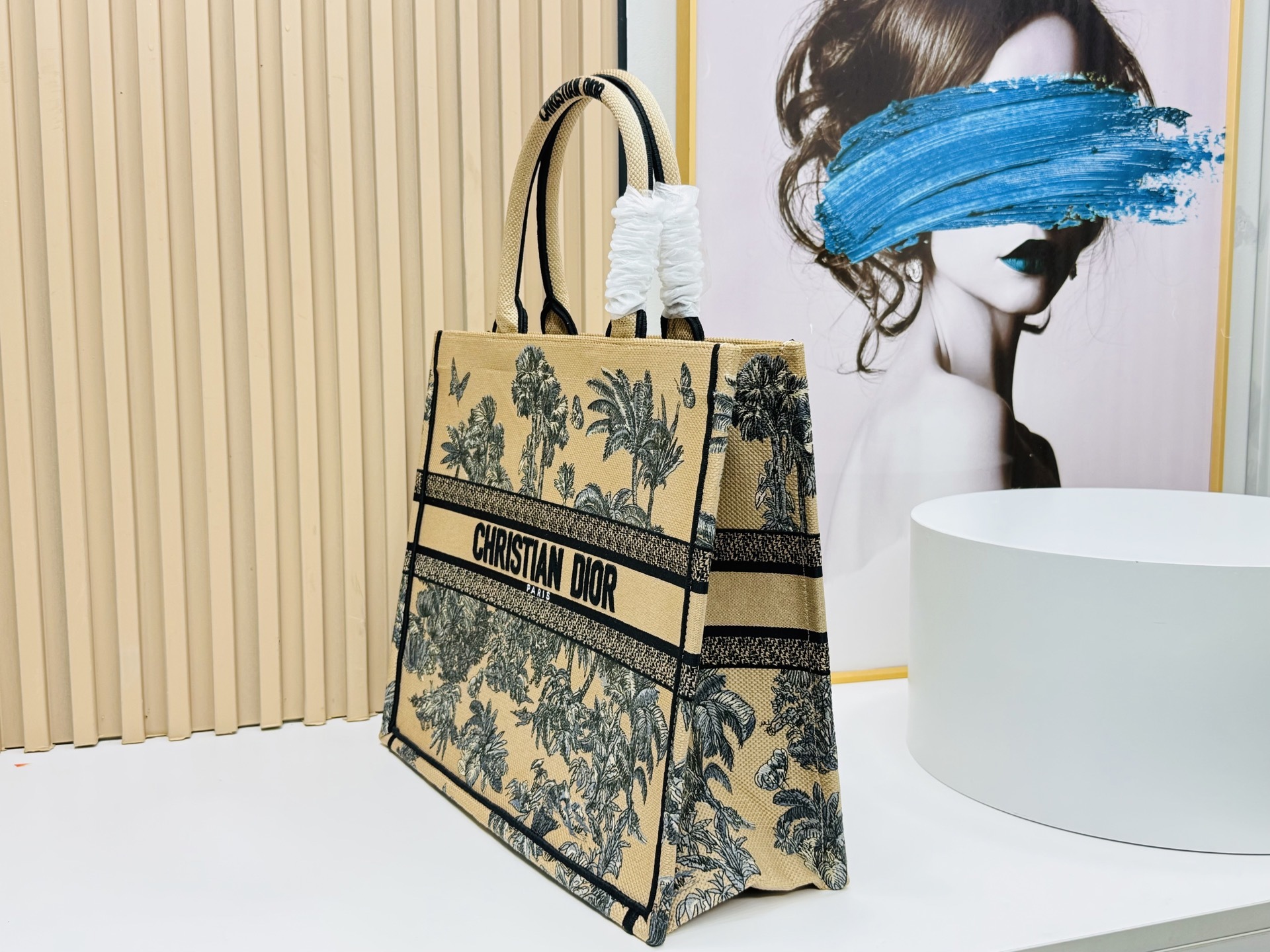 ⚠️粗线厚面料原单 大号【Di0r Book Tote】多数人消费奢侈品牌首先想到的是买实用型的经典款