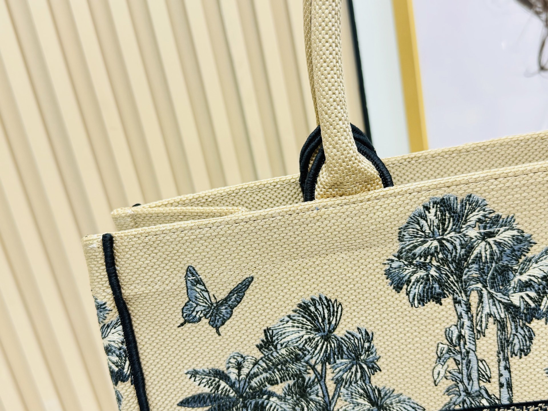 ⚠️粗线厚面料原单 大号【Di0r Book Tote】多数人消费奢侈品牌首先想到的是买实用型的经典款