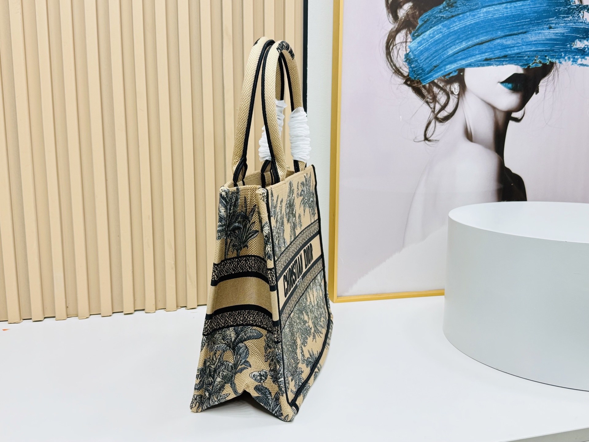 ⚠️粗线厚面料原单 中号【Di0r Book Tote】多数人消费奢侈品牌首先想到的是买实用型的经典款