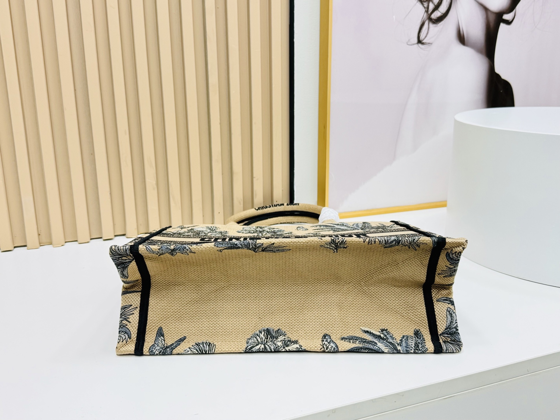 ⚠️粗线厚面料原单 中号【Di0r Book Tote】多数人消费奢侈品牌首先想到的是买实用型的经典款
