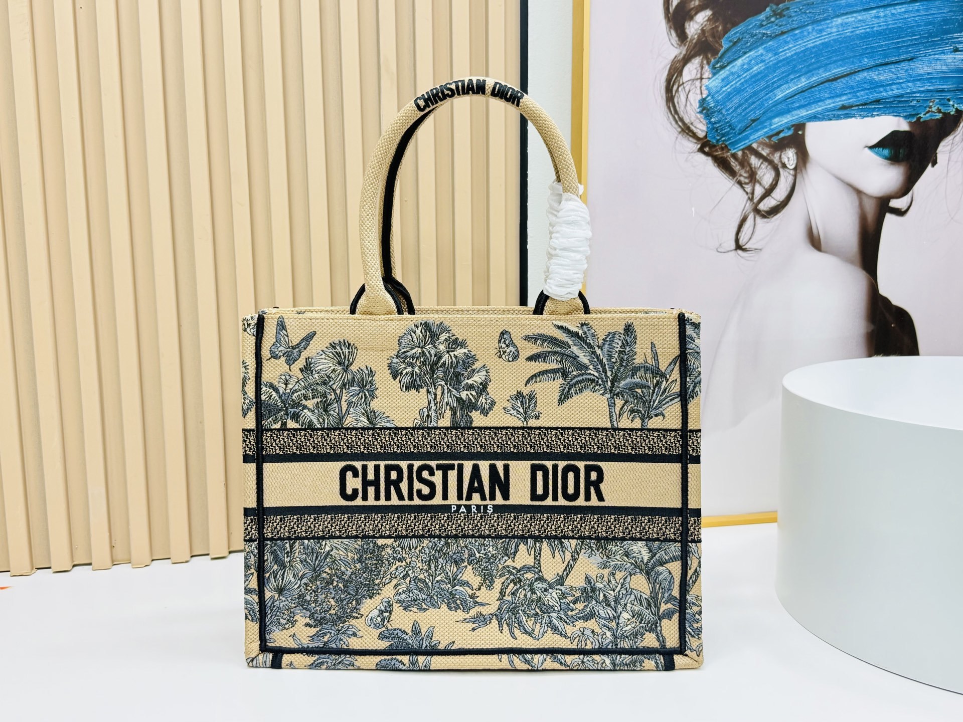 ⚠️粗线厚面料原单 中号【Di0r Book Tote】多数人消费奢侈品牌首先想到的是买实用型的经典款