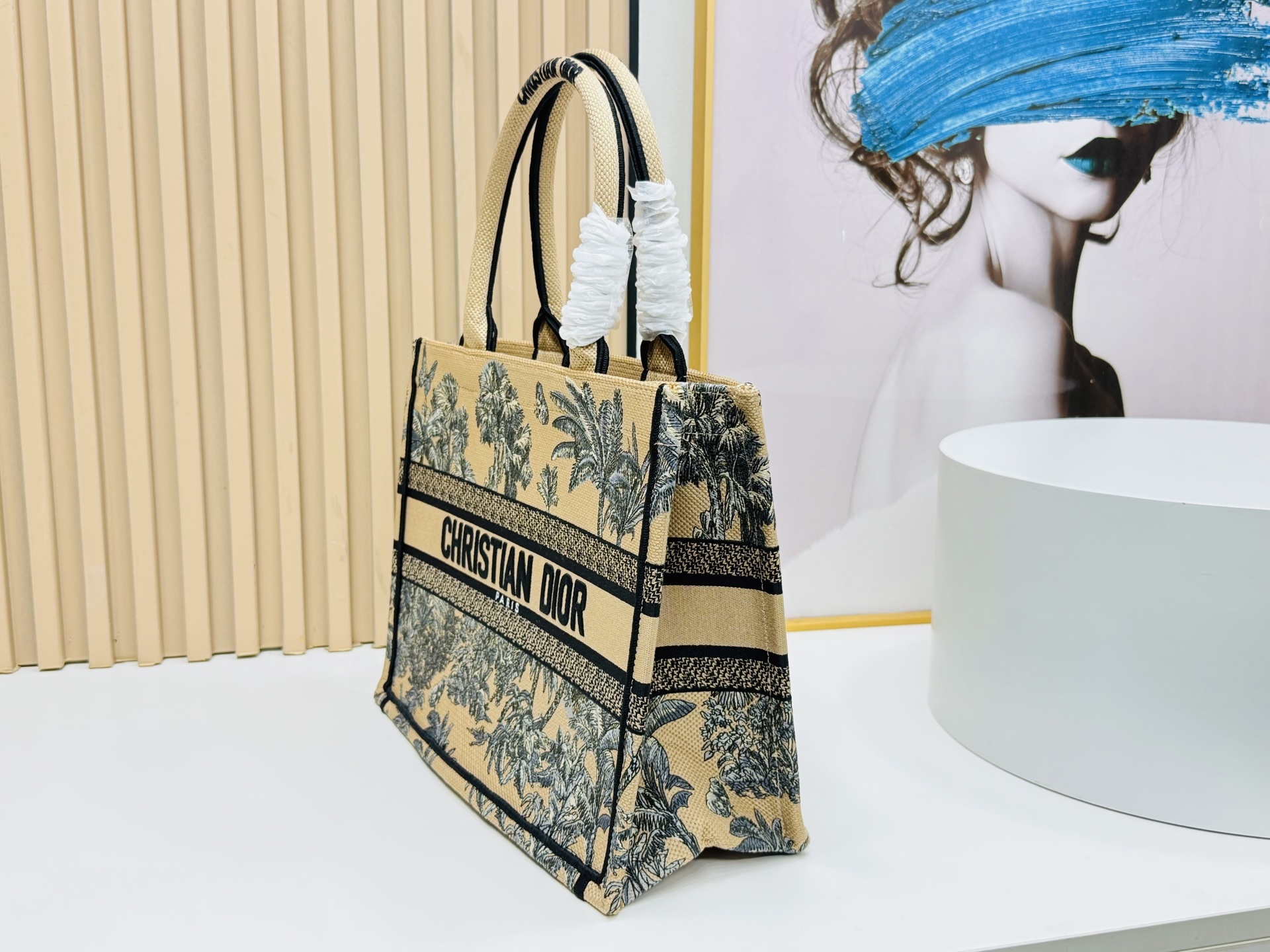 ⚠️粗线厚面料原单 中号【Di0r Book Tote】多数人消费奢侈品牌首先想到的是买实用型的经典款