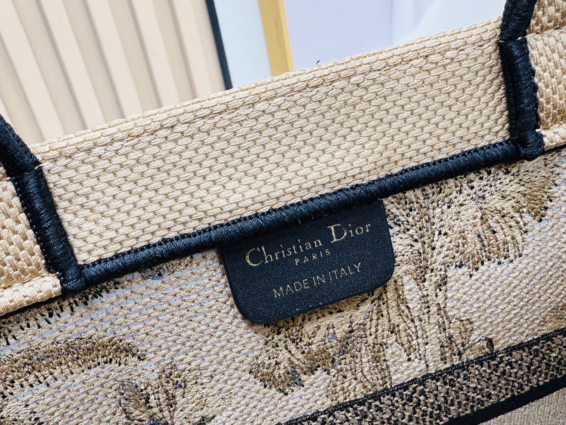 ⚠️粗线厚面料原单 中号【Di0r Book Tote】多数人消费奢侈品牌首先想到的是买实用型的经典款