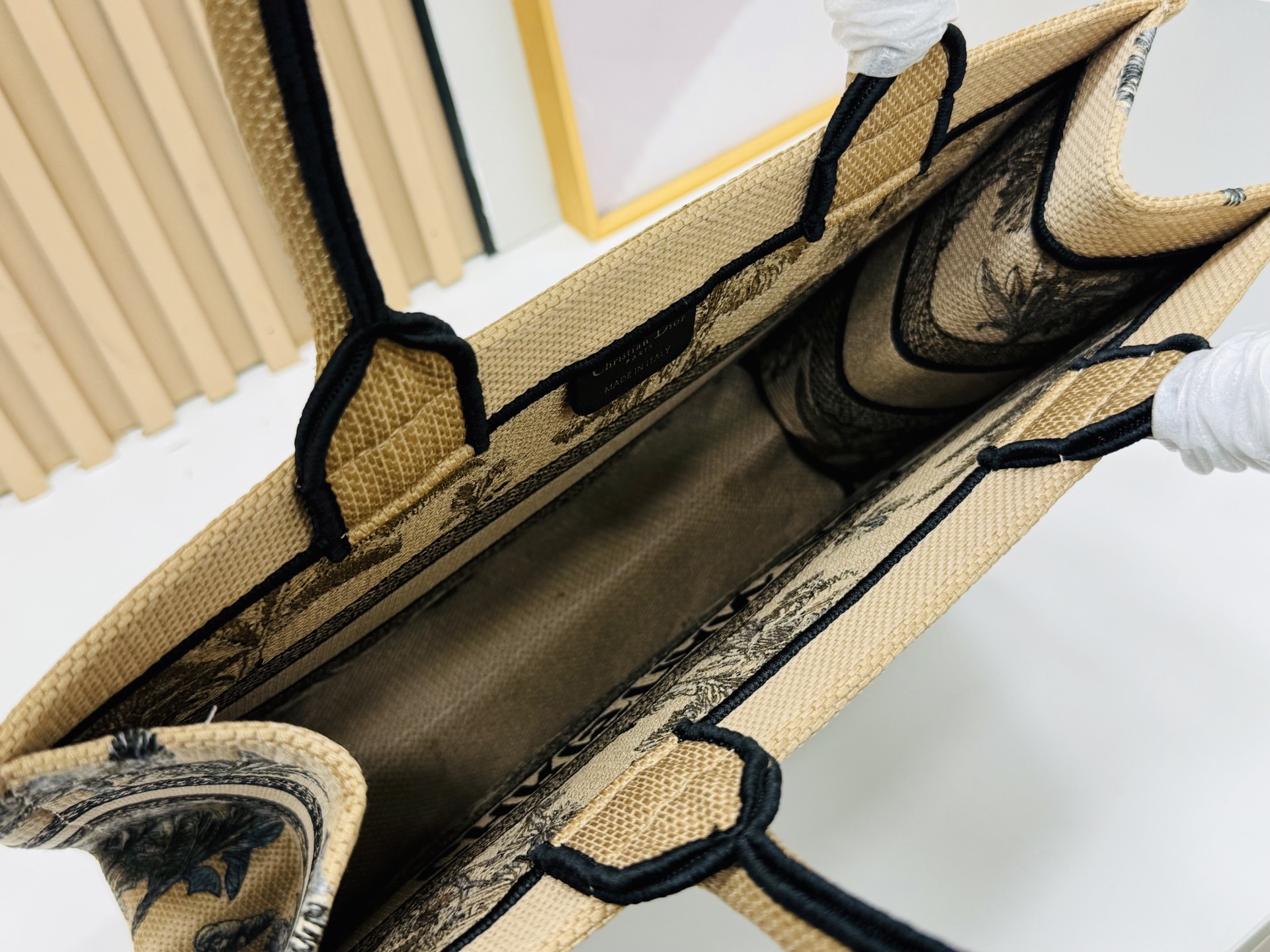 ⚠️粗线厚面料原单 中号【Di0r Book Tote】多数人消费奢侈品牌首先想到的是买实用型的经典款