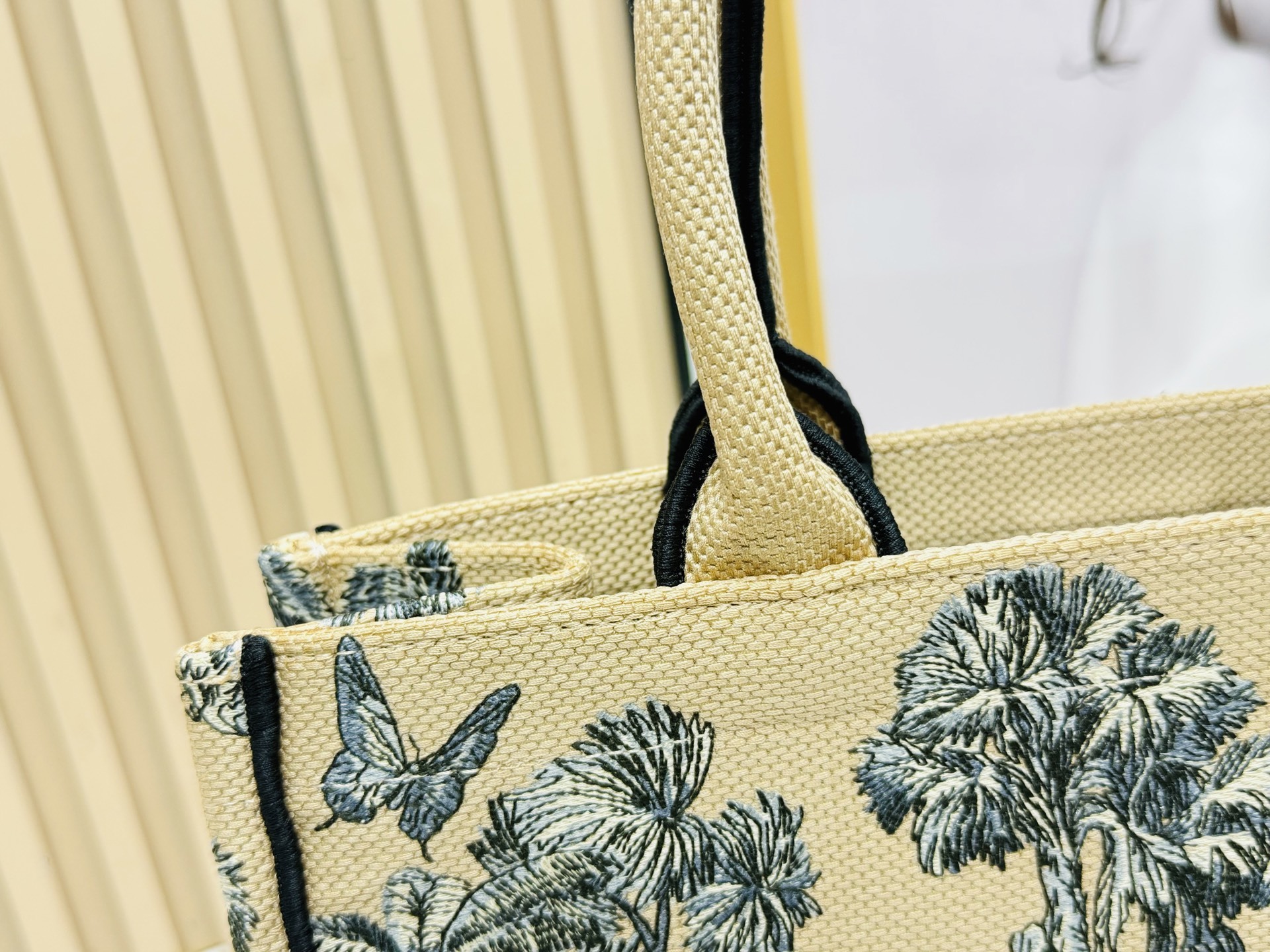 ⚠️粗线厚面料原单 中号【Di0r Book Tote】多数人消费奢侈品牌首先想到的是买实用型的经典款