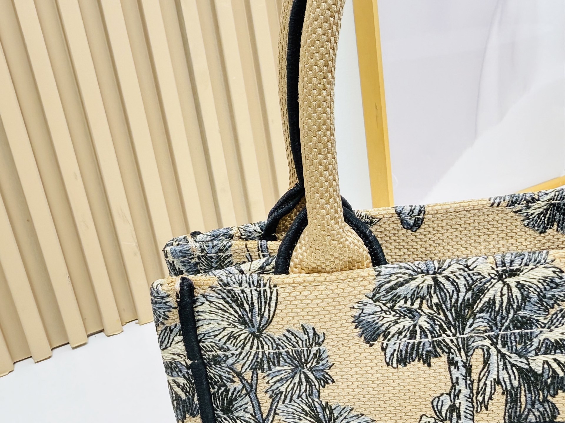 认准厚面料⚠️小号【Book Tote】多数人消费奢侈品牌首先想到的是买实用型的经典款 💄但其实像DIO