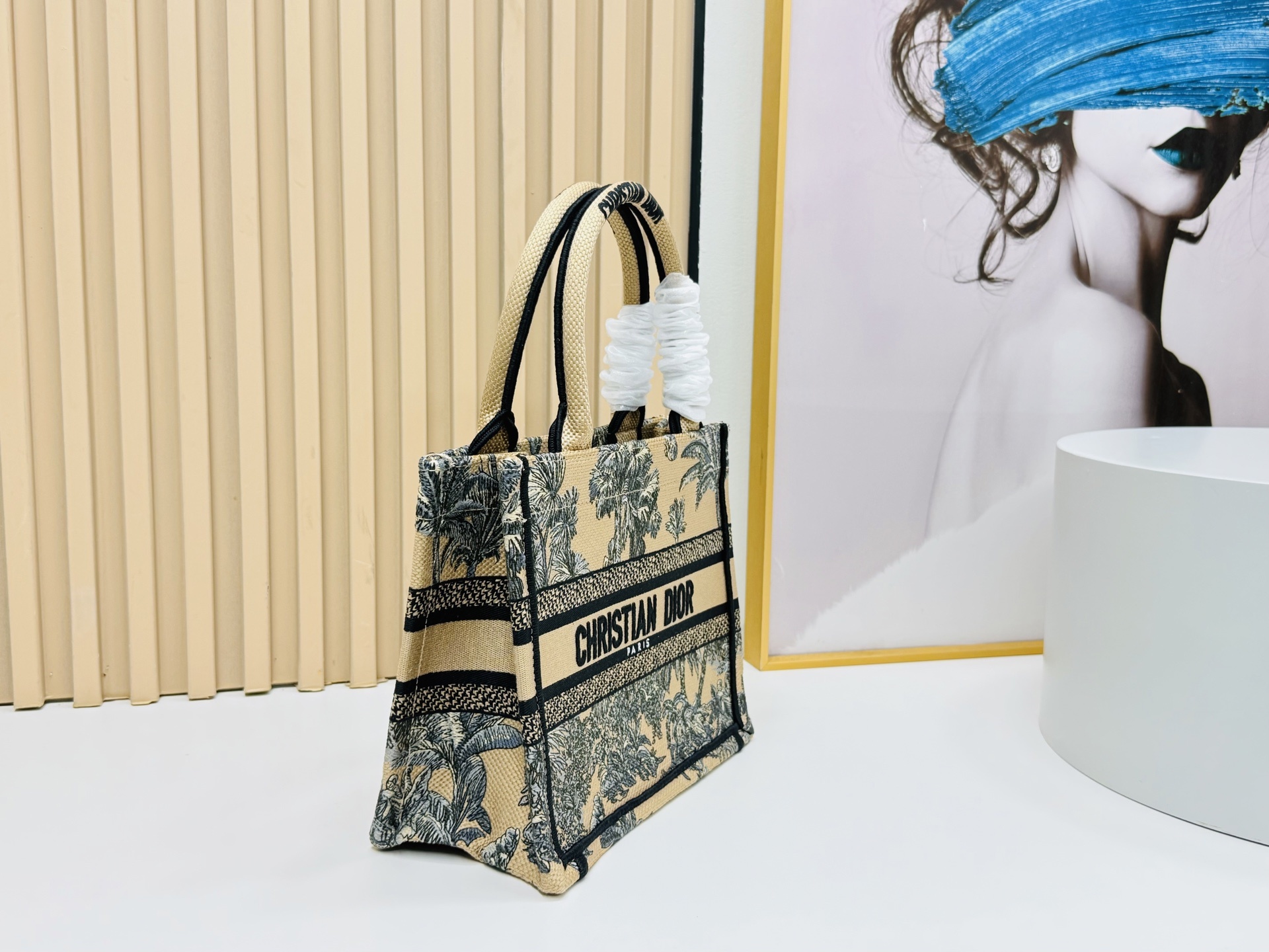 认准厚面料⚠️小号【Book Tote】多数人消费奢侈品牌首先想到的是买实用型的经典款 💄但其实像DIO