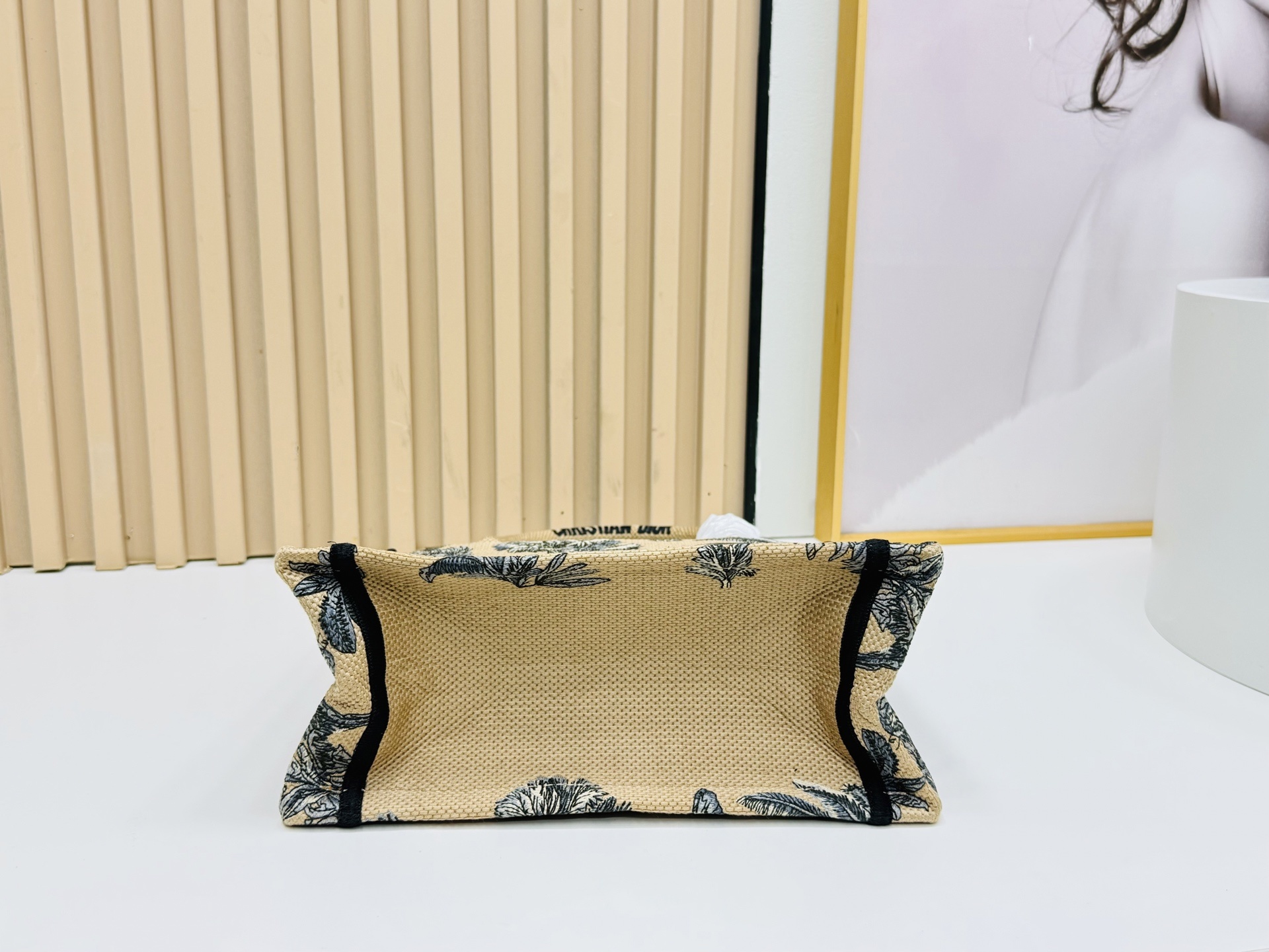 认准厚面料⚠️小号【Book Tote】多数人消费奢侈品牌首先想到的是买实用型的经典款 💄但其实像DIO