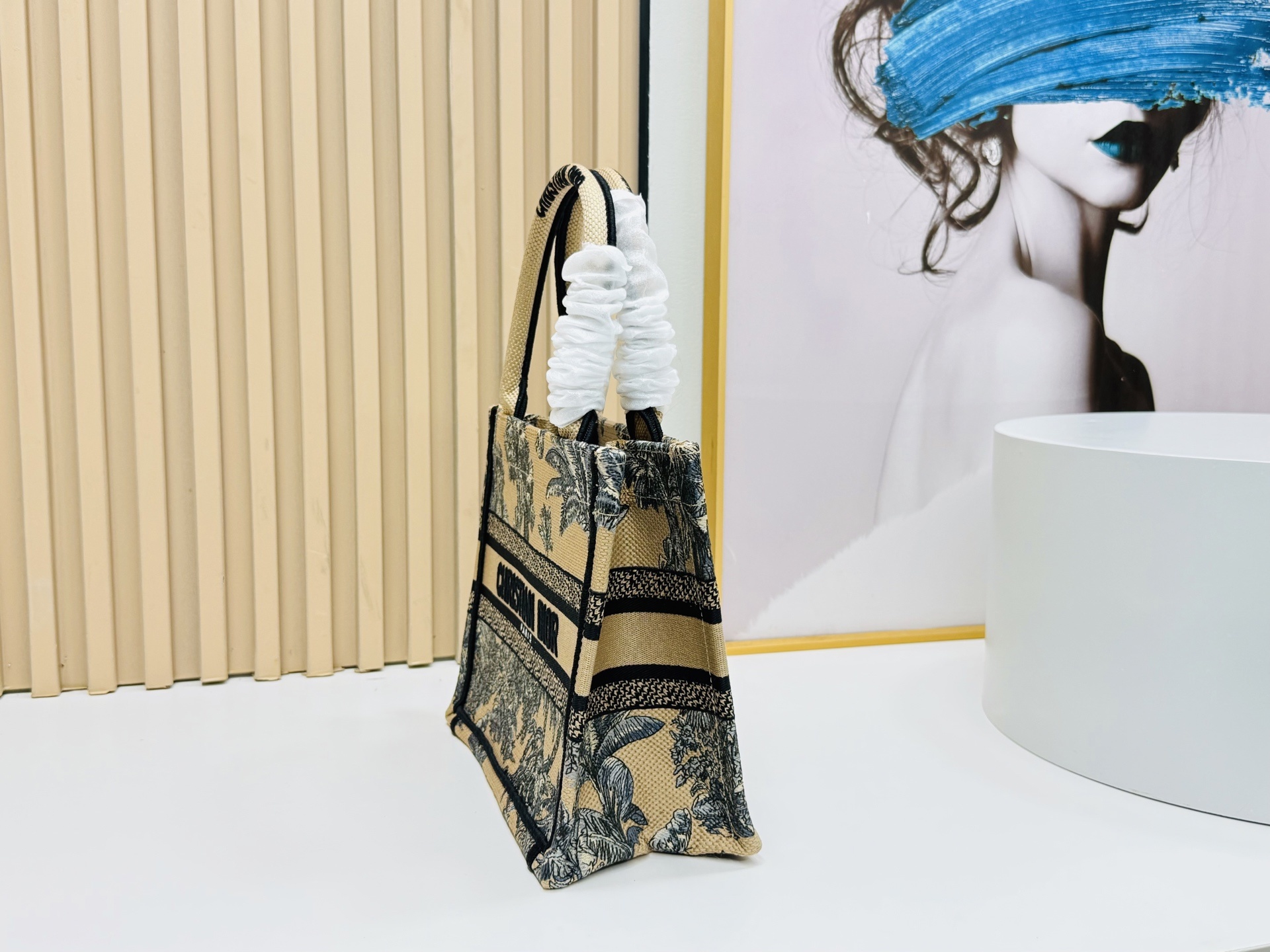 认准厚面料⚠️小号【Book Tote】多数人消费奢侈品牌首先想到的是买实用型的经典款 💄但其实像DIO