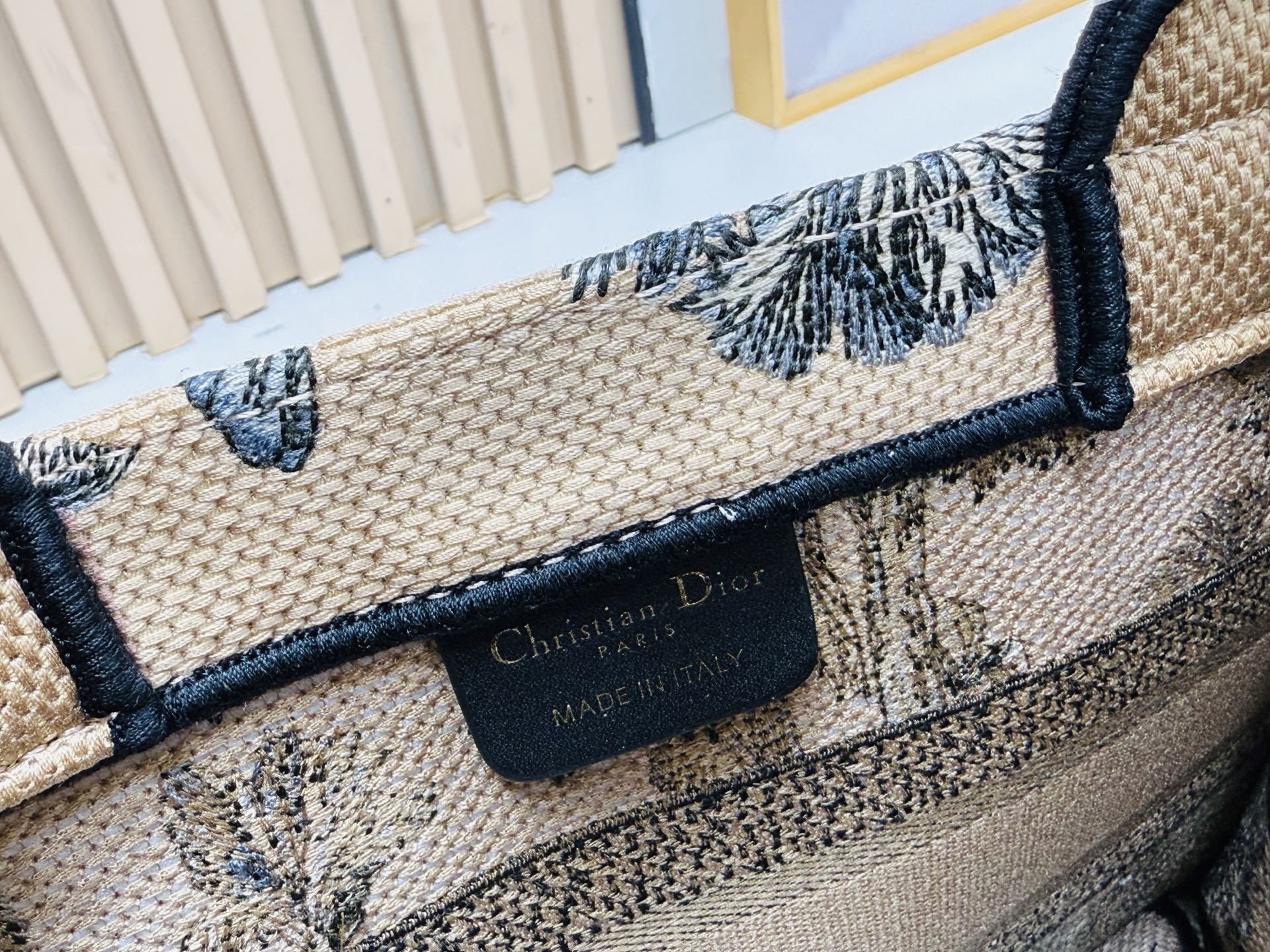 认准厚面料⚠️小号【Book Tote】多数人消费奢侈品牌首先想到的是买实用型的经典款 💄但其实像DIO