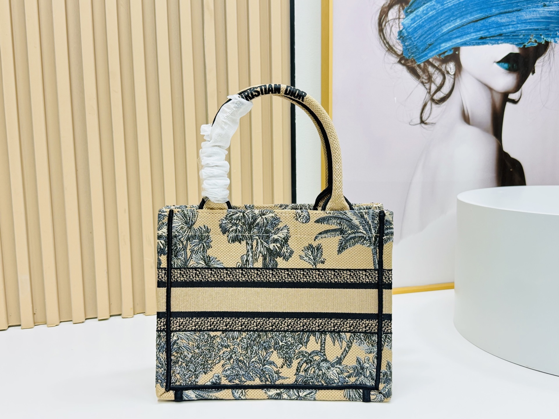 认准厚面料⚠️小号【Book Tote】多数人消费奢侈品牌首先想到的是买实用型的经典款 💄但其实像DIO