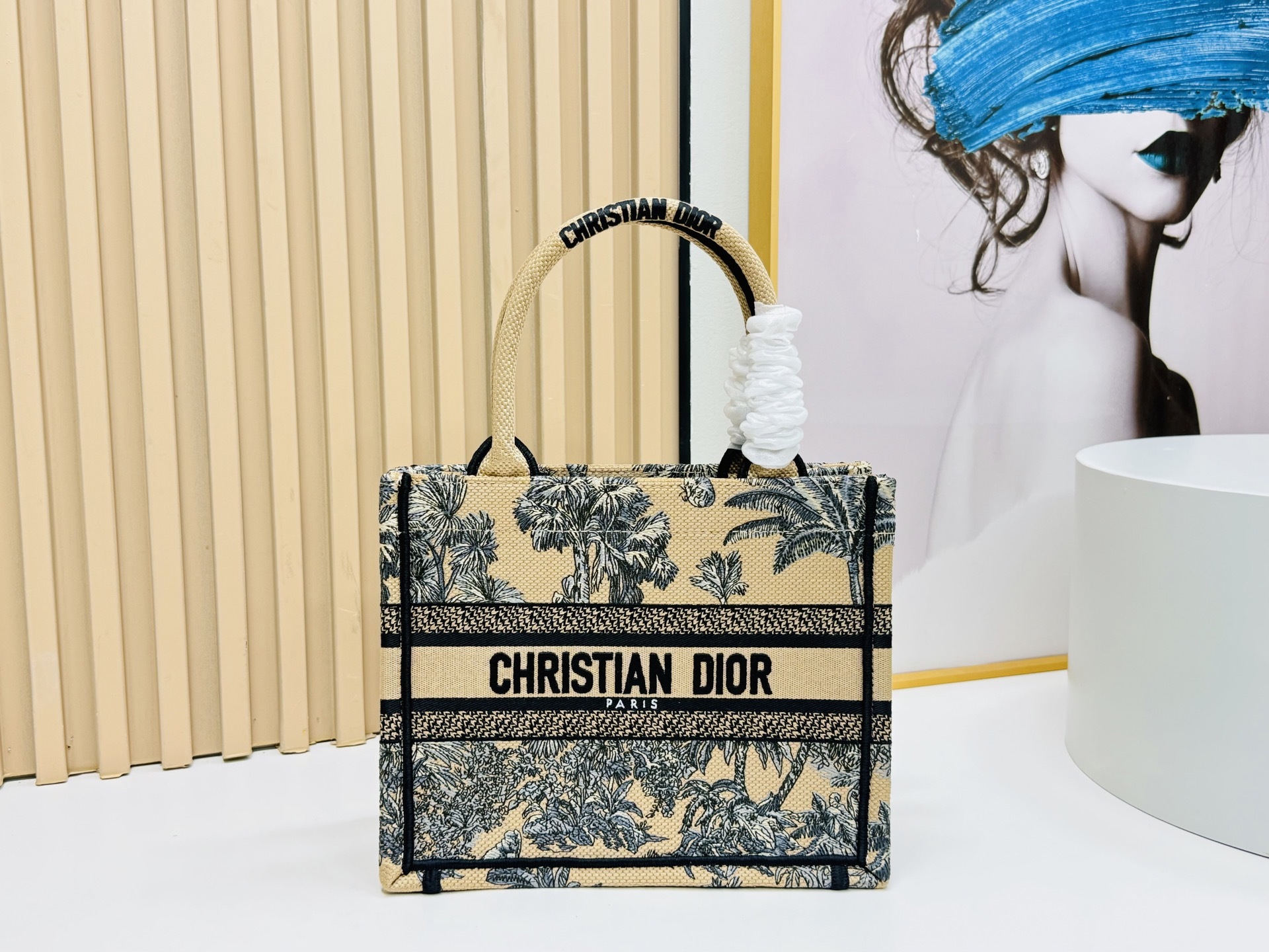 认准厚面料⚠️小号【Book Tote】多数人消费奢侈品牌首先想到的是买实用型的经典款 💄但其实像DIO