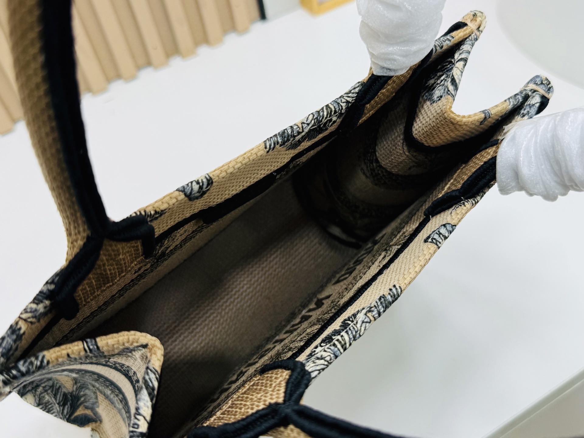 认准厚面料⚠️小号【Book Tote】多数人消费奢侈品牌首先想到的是买实用型的经典款 💄但其实像DIO
