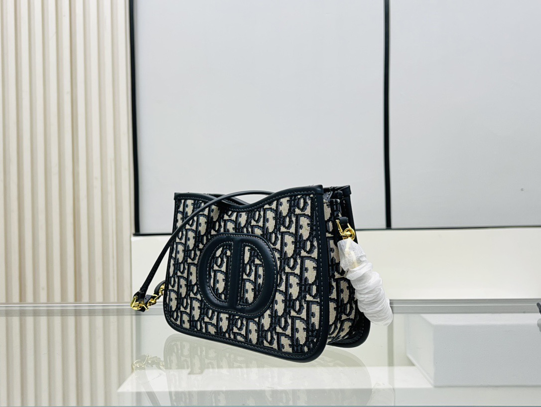 𝐃𝐢𝐨𝐫 𝐒𝐢𝐠𝐧𝐚𝐭𝐮𝐫𝐞 𝐇𝐨𝐛𝐨 不得不说老花腋下简直绝美组合，这只肯定物超所值，日常单用都很惊喜