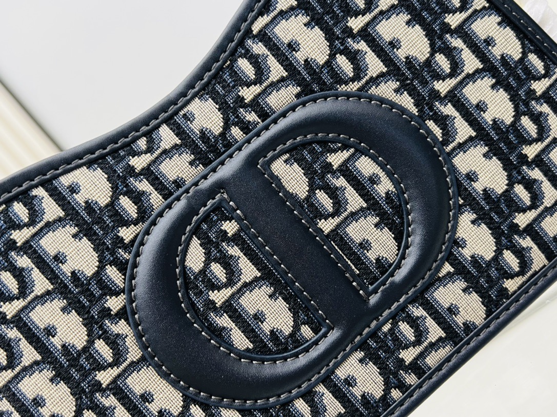 𝐃𝐢𝐨𝐫 𝐒𝐢𝐠𝐧𝐚𝐭𝐮𝐫𝐞 𝐇𝐨𝐛𝐨 不得不说老花腋下简直绝美组合，这只肯定物超所值，日常单用都很惊喜