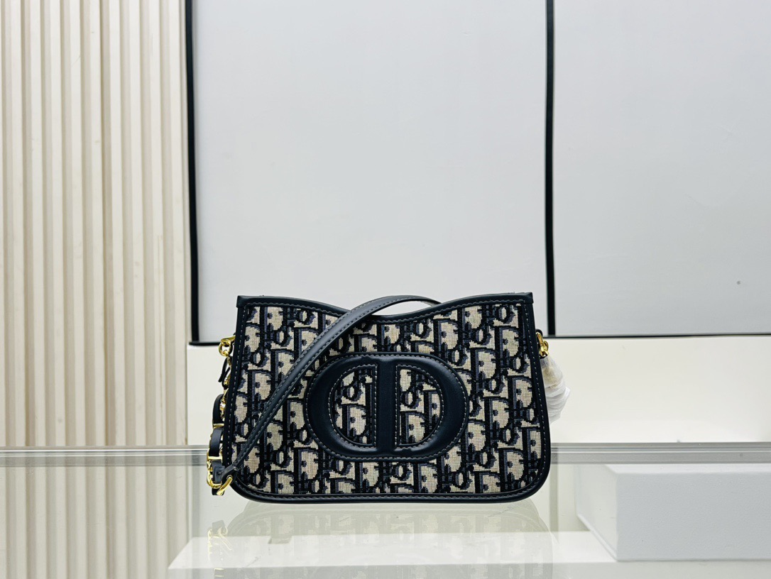 𝐃𝐢𝐨𝐫 𝐒𝐢𝐠𝐧𝐚𝐭𝐮𝐫𝐞 𝐇𝐨𝐛𝐨 不得不说老花腋下简直绝美组合，这只肯定物超所值，日常单用都很惊喜