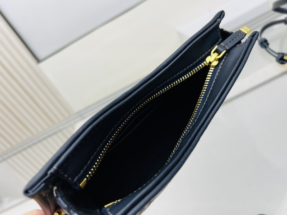 𝐃𝐢𝐨𝐫 𝐒𝐢𝐠𝐧𝐚𝐭𝐮𝐫𝐞 𝐇𝐨𝐛𝐨 不得不说老花腋下简直绝美组合，这只肯定物超所值，日常单用都很惊喜