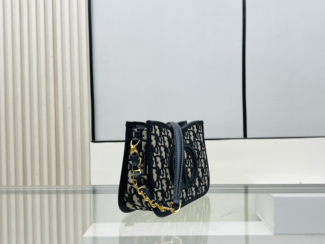 𝐃𝐢𝐨𝐫 𝐒𝐢𝐠𝐧𝐚𝐭𝐮𝐫𝐞 𝐇𝐨𝐛𝐨 不得不说老花腋下简直绝美组合，这只肯定物超所值，日常单用都很惊喜