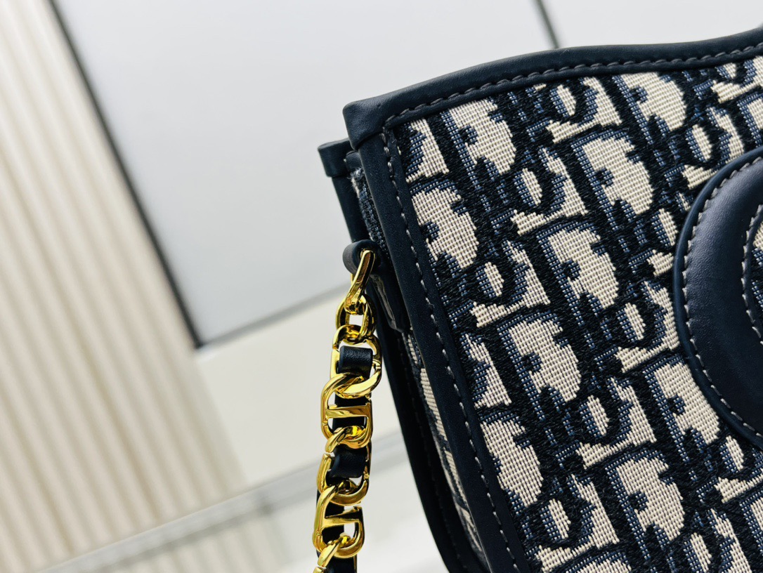 𝐃𝐢𝐨𝐫 𝐒𝐢𝐠𝐧𝐚𝐭𝐮𝐫𝐞 𝐇𝐨𝐛𝐨 不得不说老花腋下简直绝美组合，这只肯定物超所值，日常单用都很惊喜