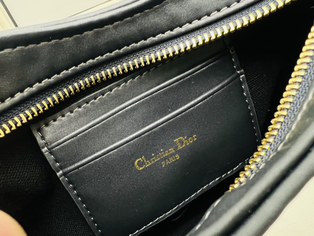 𝐃𝐢𝐨𝐫 𝐒𝐢𝐠𝐧𝐚𝐭𝐮𝐫𝐞 𝐇𝐨𝐛𝐨 不得不说老花腋下简直绝美组合，这只肯定物超所值，日常单用都很惊喜