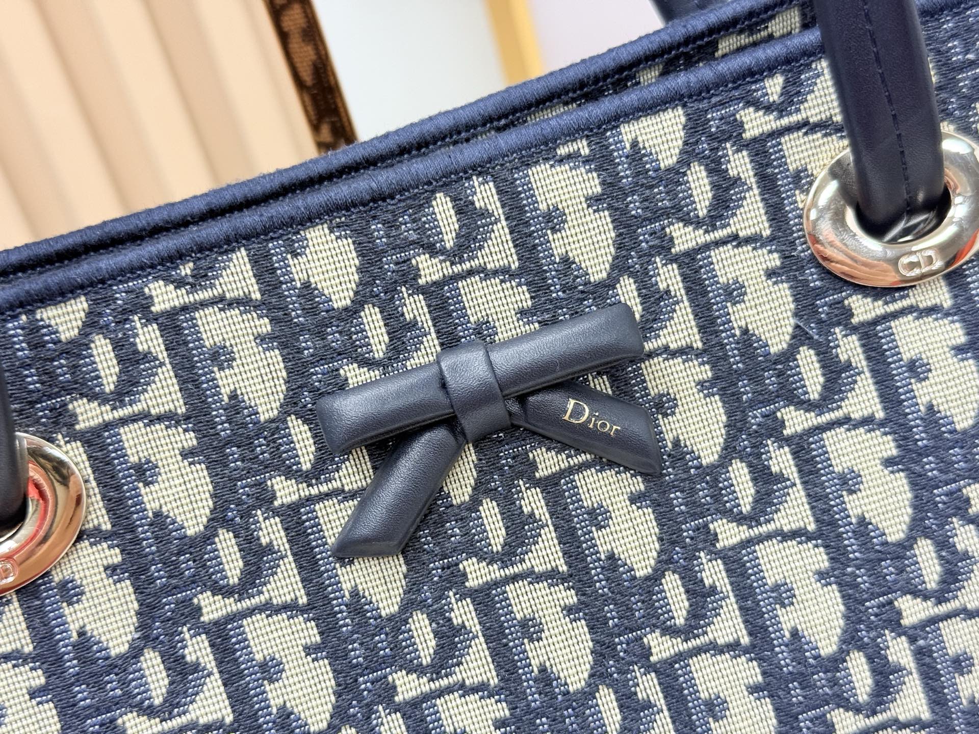 Dior2026春夏新款老花蝴蝶结托特包，经典Oblique帆布+蝴蝶结点缀超优雅少女感，轻便自重，通勤