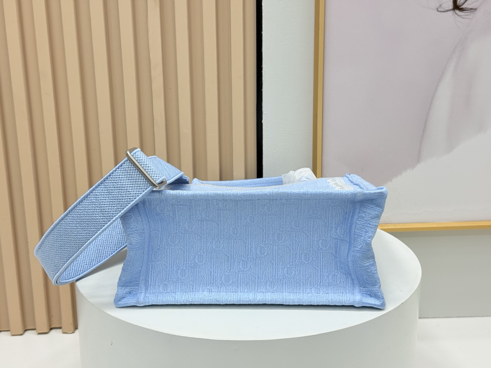 迪奥JWA首季新包细节！经典包款的现代气息在Jonathan Anderson上任后的首场迪奥Dior男